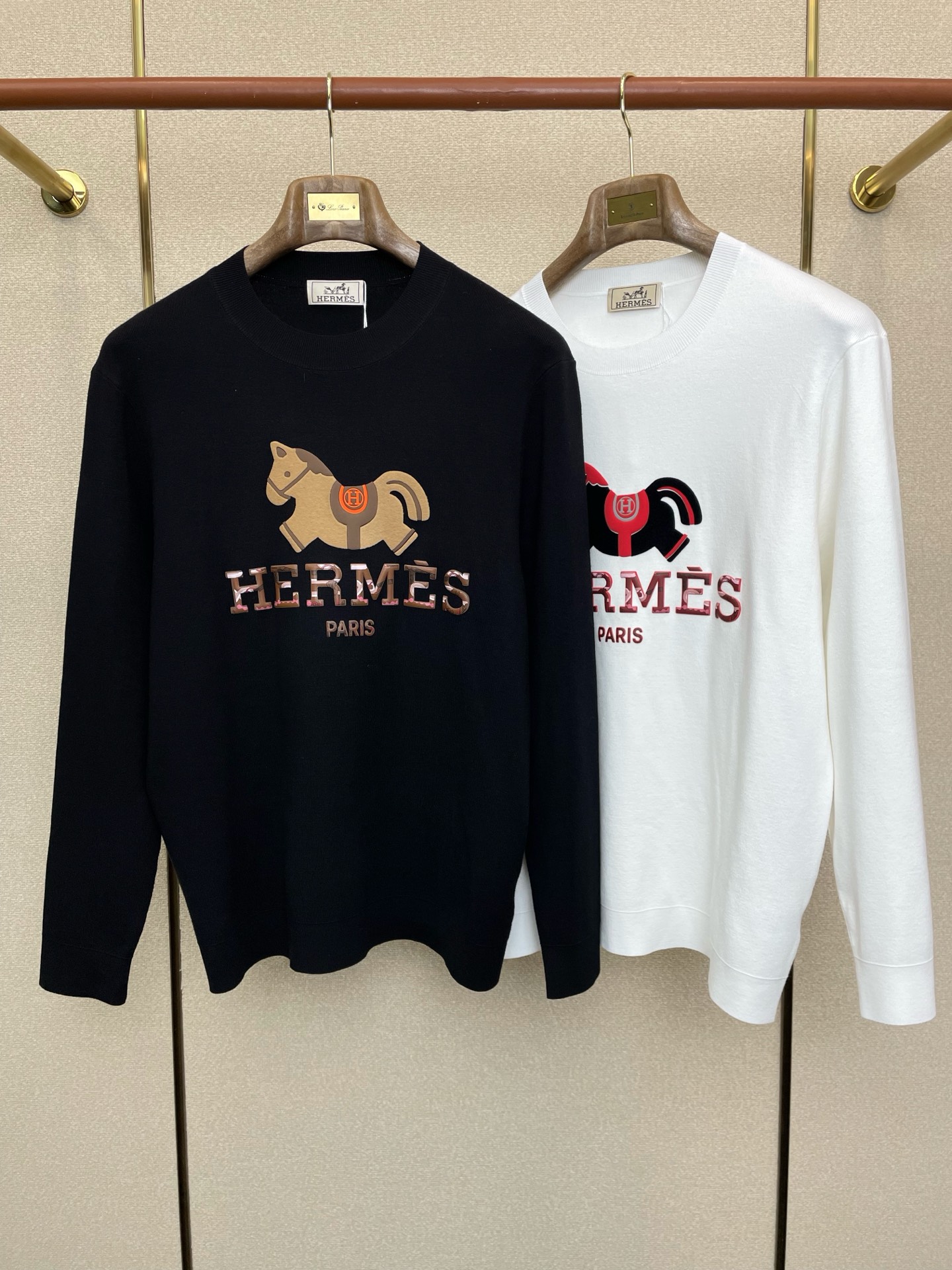 NO:654535,.Hermès exclusive new original men's casual sweater, high-end customization, high-end version, fashionable and versatile imported fabrics, super soft and delicate to the touch, skin-friendly and comfortable to wear, high-end boutique, the upper body is exquisitely made by the factory, a must-have item for men, complete with three standards, size M-3XL,,hermes,hermes,sweaters,alexander wang19860909.Hermès爱马仕独家专供新款原单男士休闲毛衣 高端定制 高端版本 时尚百搭爆款进口面料 手感超柔软细腻 穿着亲肤舒适 高端精品 代工厂精细做上身非常赞 男士必备单品 三标齐全 码数M-3XL,,hermes,hermes,sweaters,alexander wang,Men's clothing