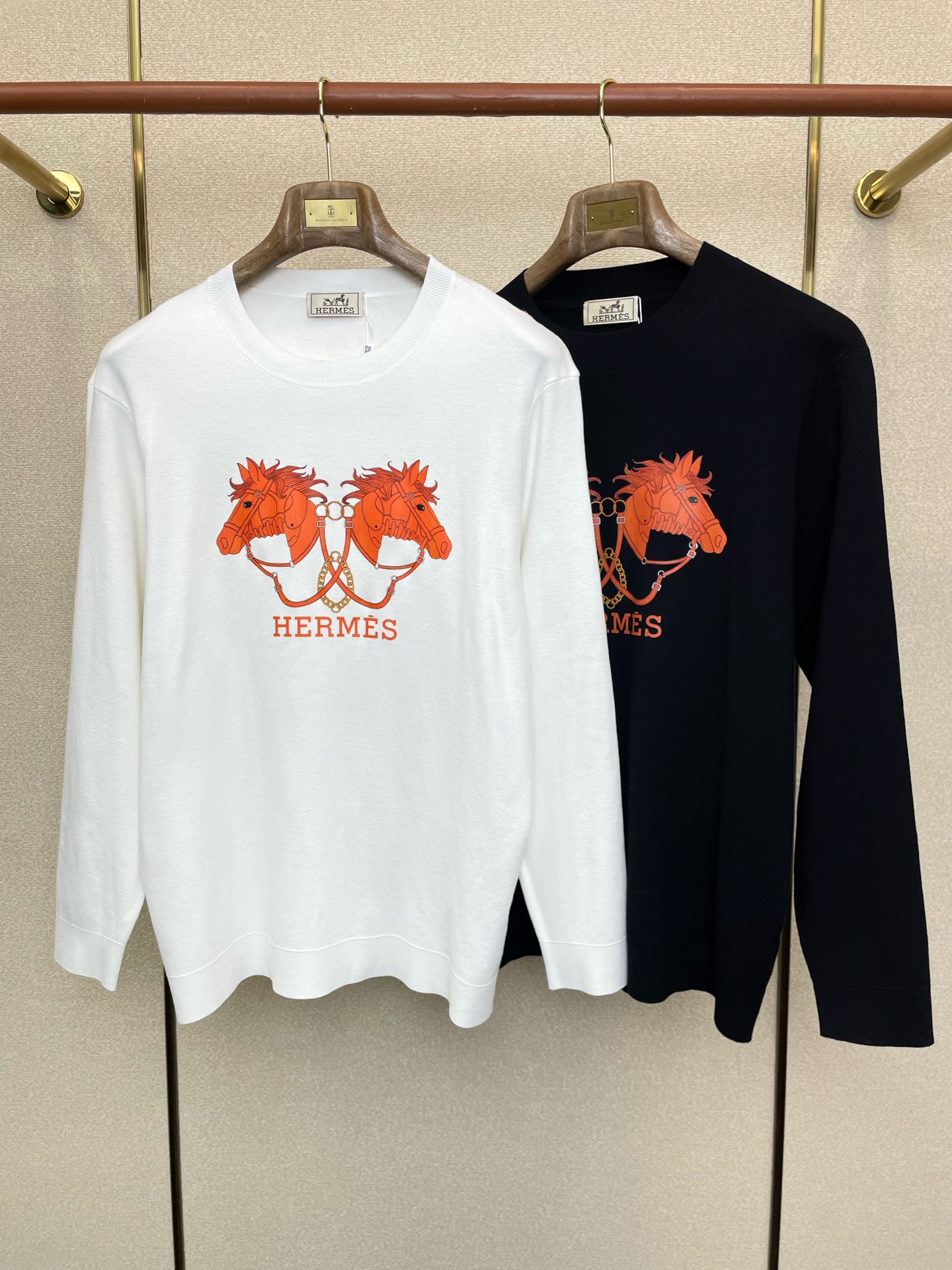 NO:654547,.Hermès exclusive new original men's casual sweater, high-end customization, high-end version, fashionable and versatile imported fabrics, super soft and delicate to the touch, skin-friendly and comfortable to wear, high-end boutique, the upper body is exquisitely made by the factory, a must-have item for men, complete with three standards, size M-3XL,,hermes,hermes,sweaters,alexander wang19860909.Hermès爱马仕独家专供新款原单男士休闲毛衣 高端定制 高端版本 时尚百搭爆款进口面料 手感超柔软细腻 穿着亲肤舒适 高端精品 代工厂精细做上身非常赞 男士必备单品 三标齐全 码数M-3XL,,hermes,hermes,sweaters,alexander wang,Men's clothing