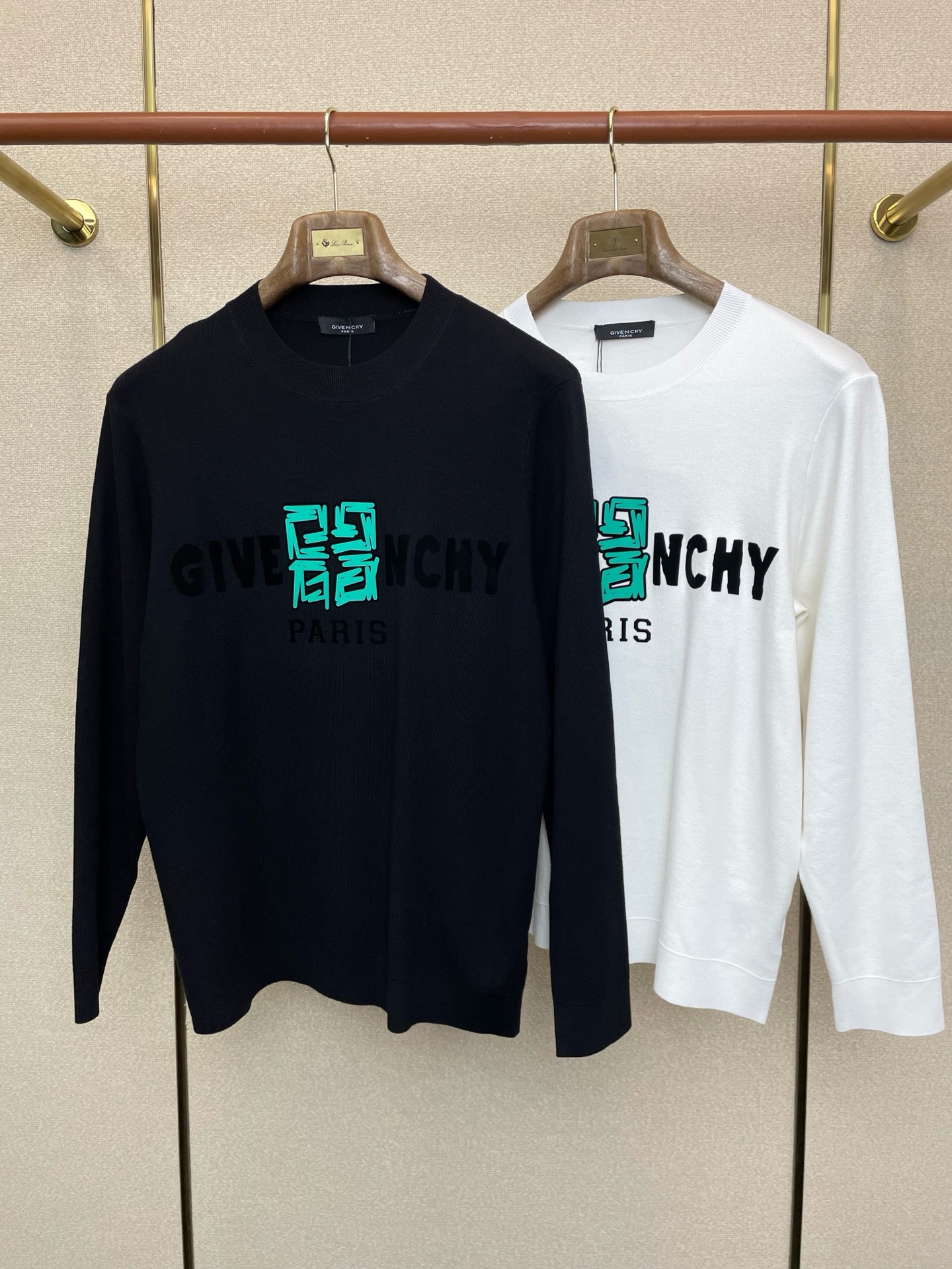 NO:654565,.Givenchy Exclusively supplies new original men's casual sweaters, high-end customization, high-end version, fashionable and versatile imported fabrics, super soft and delicate to the touch, skin-friendly and comfortable to wear, high-end boutique, the upper body is exquisitely made by the factory, a must-have item for men, complete with three standards, size M-3XL,,givenchy,givenchy,sweaters,alexander wang19860909.Givenchy纪梵希独家专供新款原单男士休闲毛衣 高端定制 高端版本 时尚百搭爆款进口面料 手感超柔软细腻 穿着亲肤舒适 高端精品 代工厂精细做上身非常赞 男士必备单品 三标齐全 码数M-3XL,,givenchy,givenchy,sweaters,alexander wang,Men's clothing