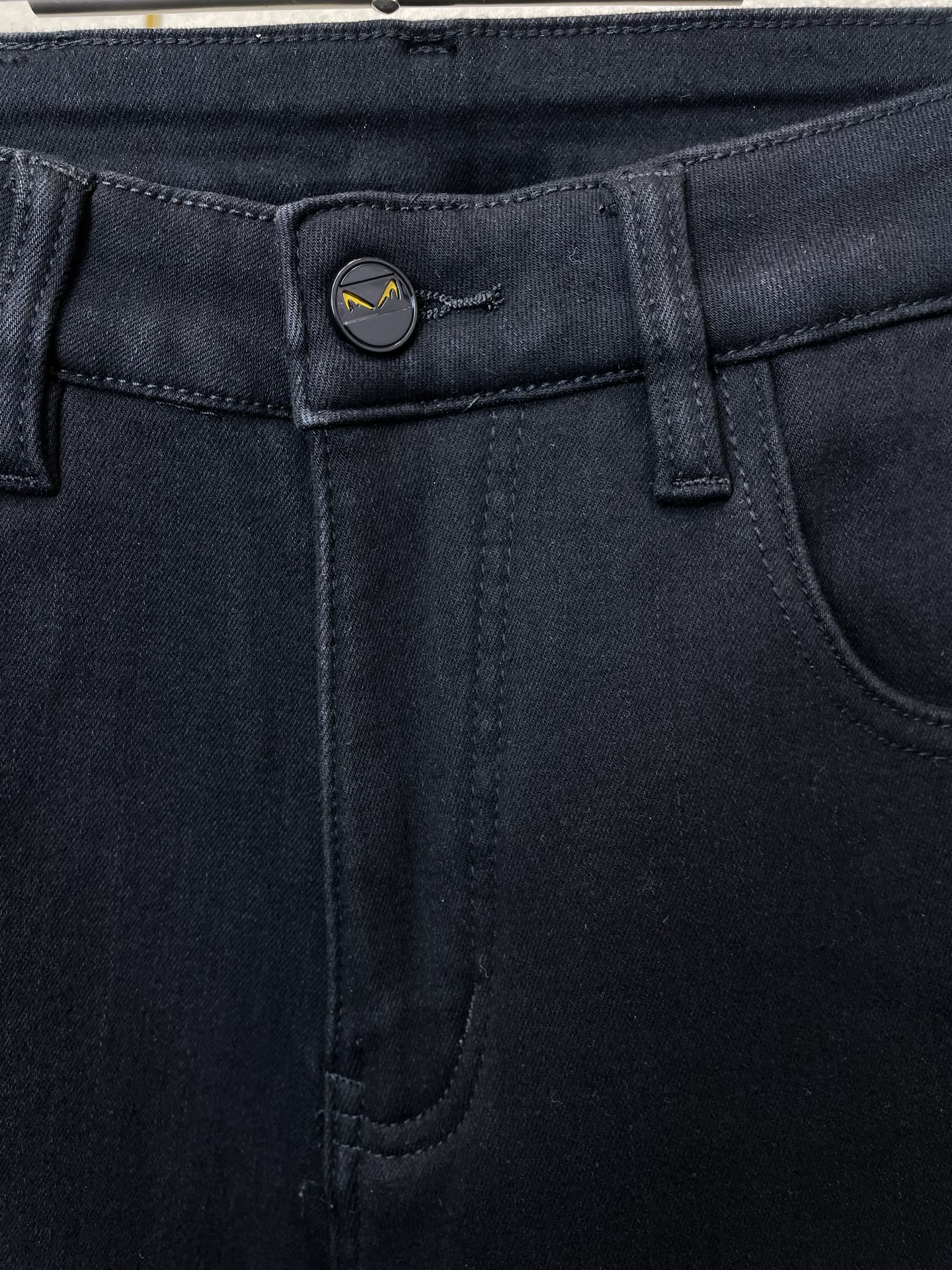 。FENDI芬迪💥砸锅卖铁都要上的新款！新款休闲牛仔裤👖高端版本 专柜定制面料 内里加绒面料 透气舒适度