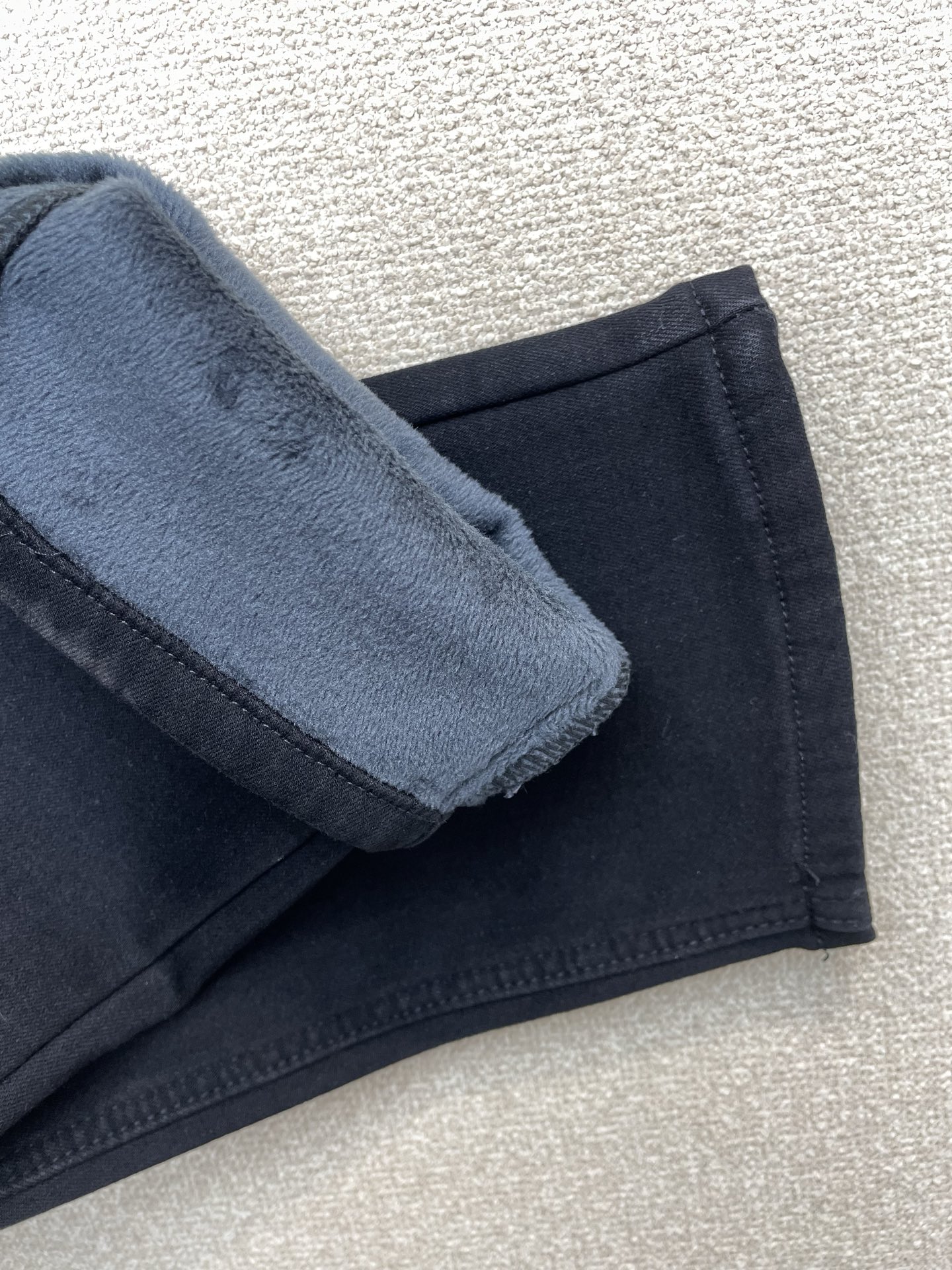 。FENDI芬迪💥砸锅卖铁都要上的新款！新款休闲牛仔裤👖高端版本 专柜定制面料 内里加绒面料 透气舒适度