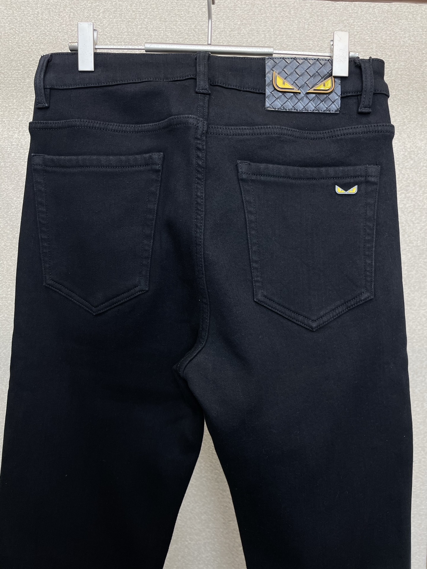 。FENDI芬迪💥砸锅卖铁都要上的新款！新款休闲牛仔裤👖高端版本 专柜定制面料 内里加绒面料 透气舒适度