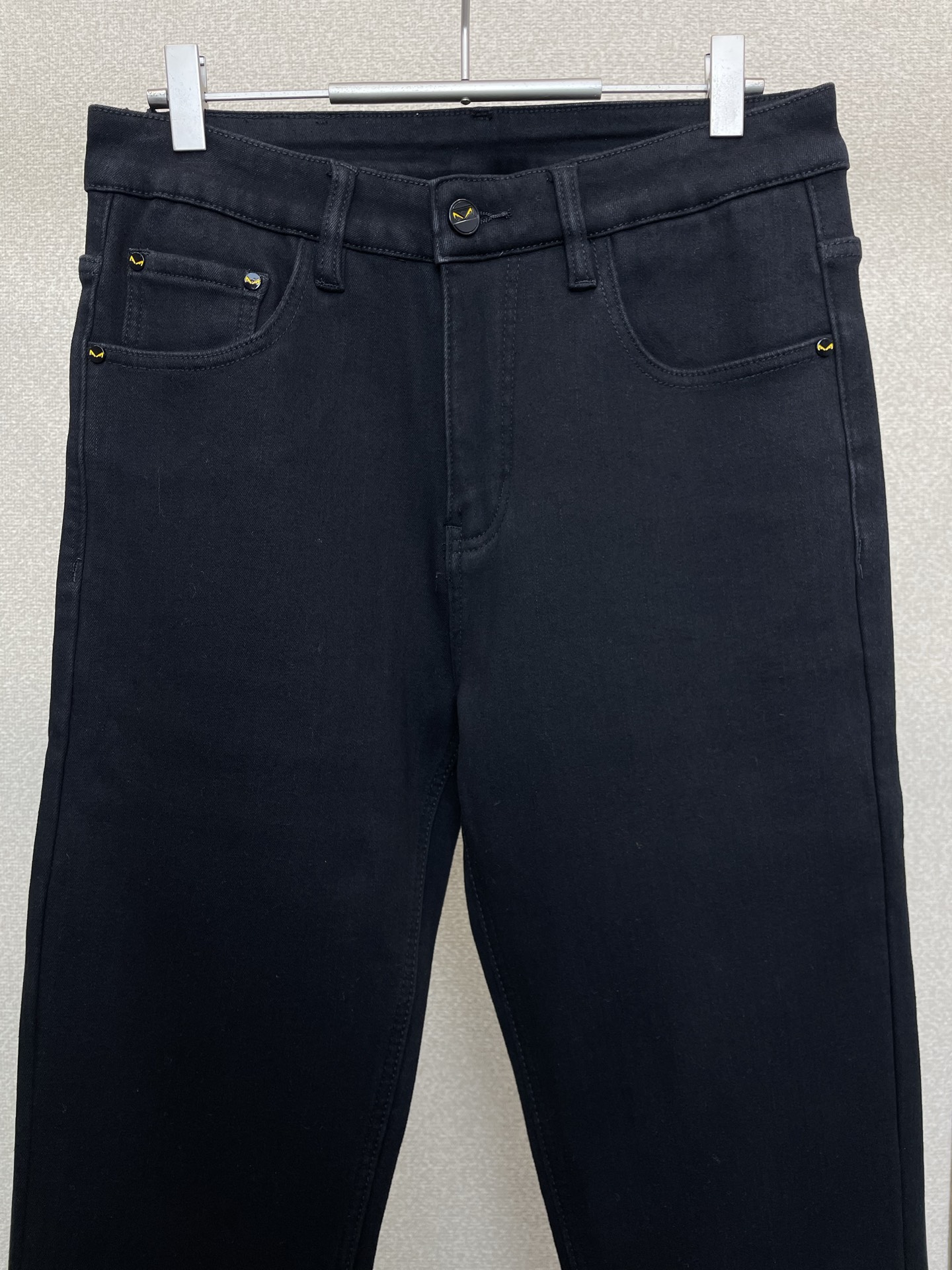 。FENDI芬迪💥砸锅卖铁都要上的新款！新款休闲牛仔裤👖高端版本 专柜定制面料 内里加绒面料 透气舒适度