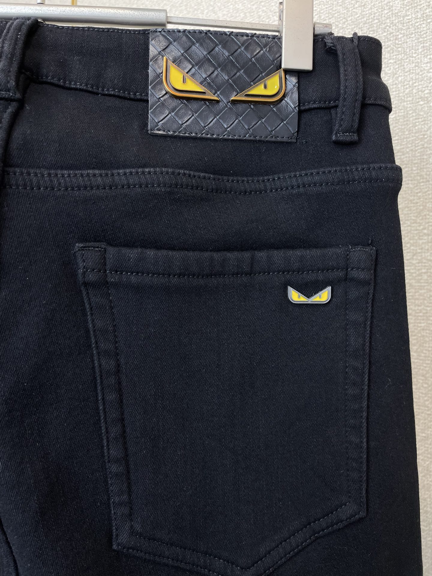 。FENDI芬迪💥砸锅卖铁都要上的新款！新款休闲牛仔裤👖高端版本 专柜定制面料 内里加绒面料 透气舒适度