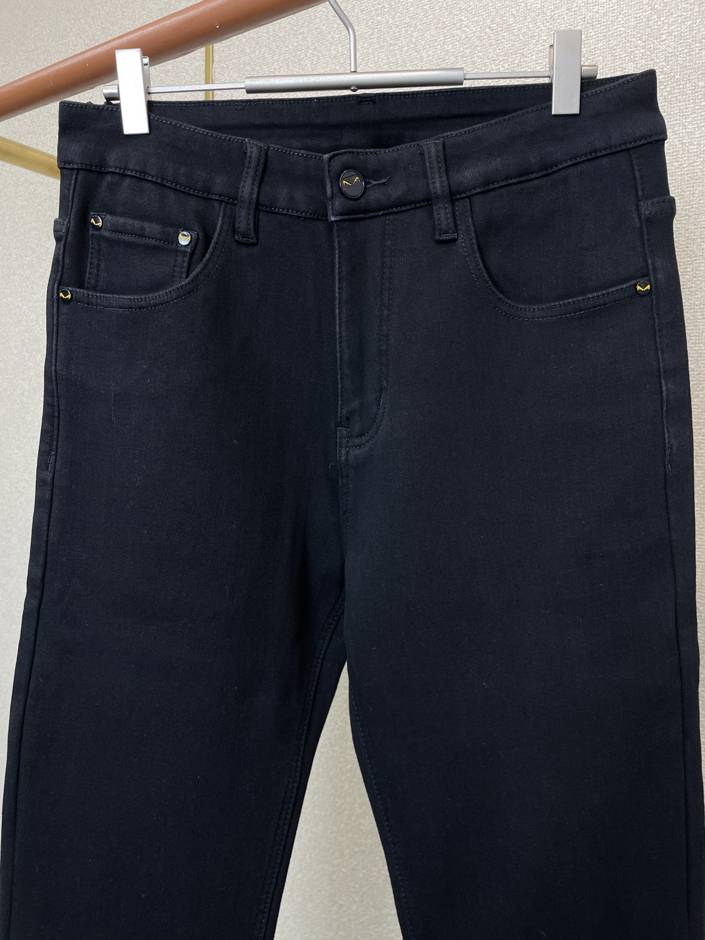 。FENDI芬迪💥砸锅卖铁都要上的新款！新款休闲牛仔裤👖高端版本 专柜定制面料 内里加绒面料 透气舒适度