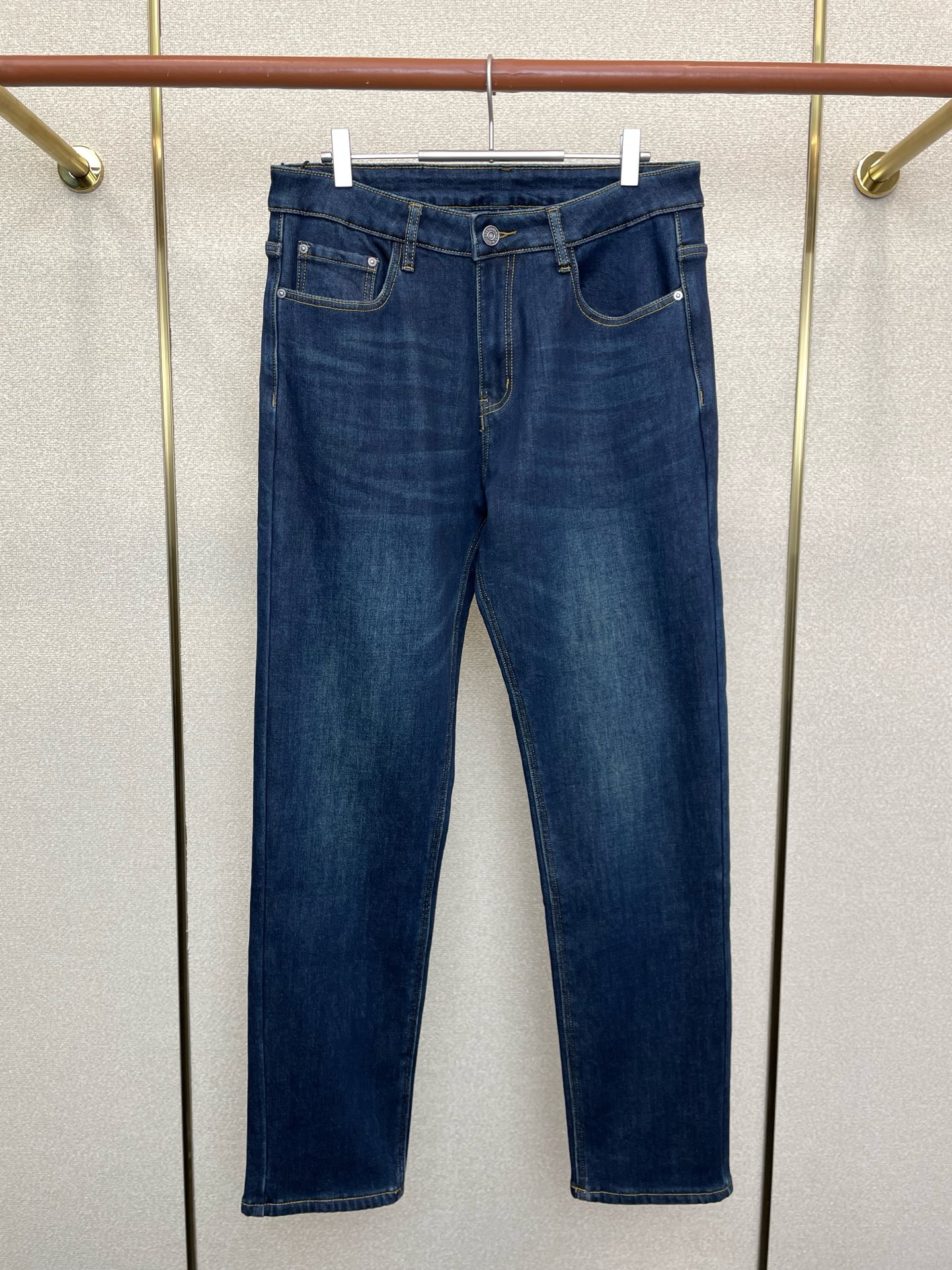 NO:656887,.Dolce&Gabbana exclusively provides high-end versions of new casual jeans. Custom-made fabrics at the counter. Velvet fabrics on the inside. Highly breathable and comfortable, with impeccable details. The brand element design concept reflects high quality. It feels delicate and soft!  It presents a casual cut and the upper body shape is awesome!  Code number 29-42,,Dolce&Gabbana,Dolce&Gabbana,jeans,alexander wang19860909.Dolce&Gabbana杜嘉班纳独家专供新款休闲牛仔裤高端版本 专柜定制面料 内里加绒面料 透气舒适度高,细节无可挑剔,品牌元素设计理念,体现高品质.手感细腻柔软！呈现休闲裁剪,上身版型超赞！码数29-42,,Dolce&Gabbana,Dolce&Gabbana,jeans,alexander wang,Men's clothing