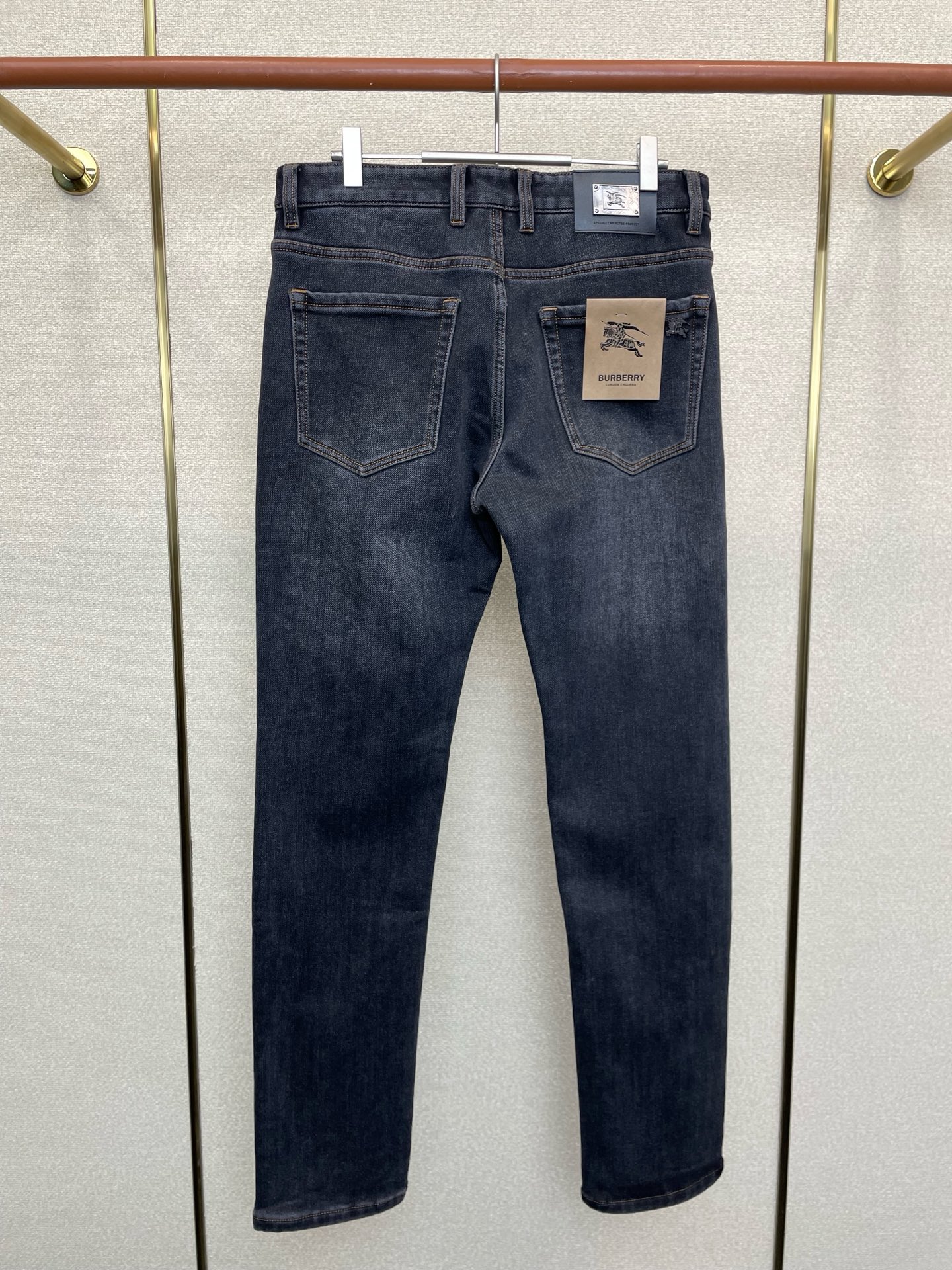 。Burberry巴宝莉💥砸锅卖铁都要上的新款！新款休闲牛仔裤👖高端版本 专柜定制面料 内里加绒面料 透