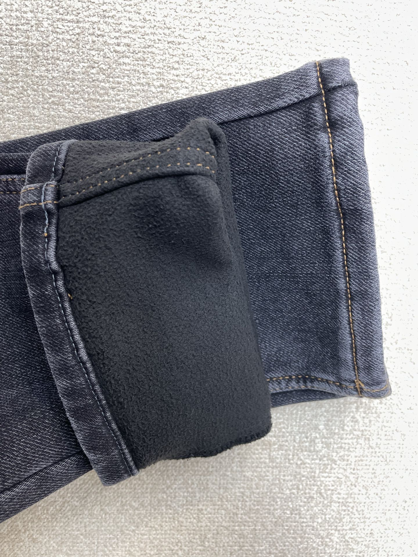 。Burberry巴宝莉💥砸锅卖铁都要上的新款！新款休闲牛仔裤👖高端版本 专柜定制面料 内里加绒面料 透