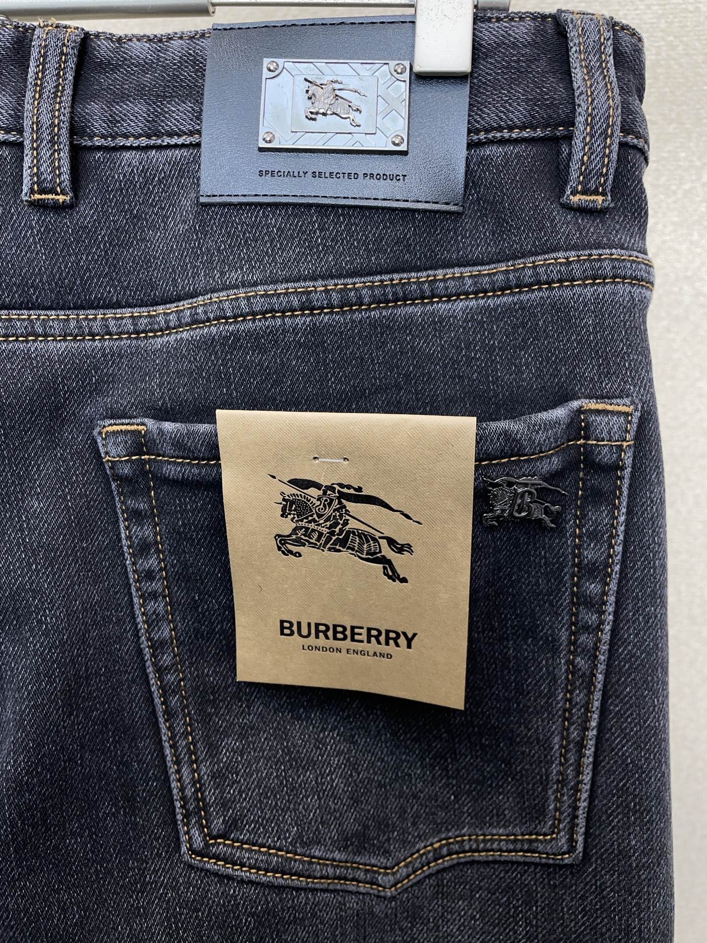 。Burberry巴宝莉💥砸锅卖铁都要上的新款！新款休闲牛仔裤👖高端版本 专柜定制面料 内里加绒面料 透