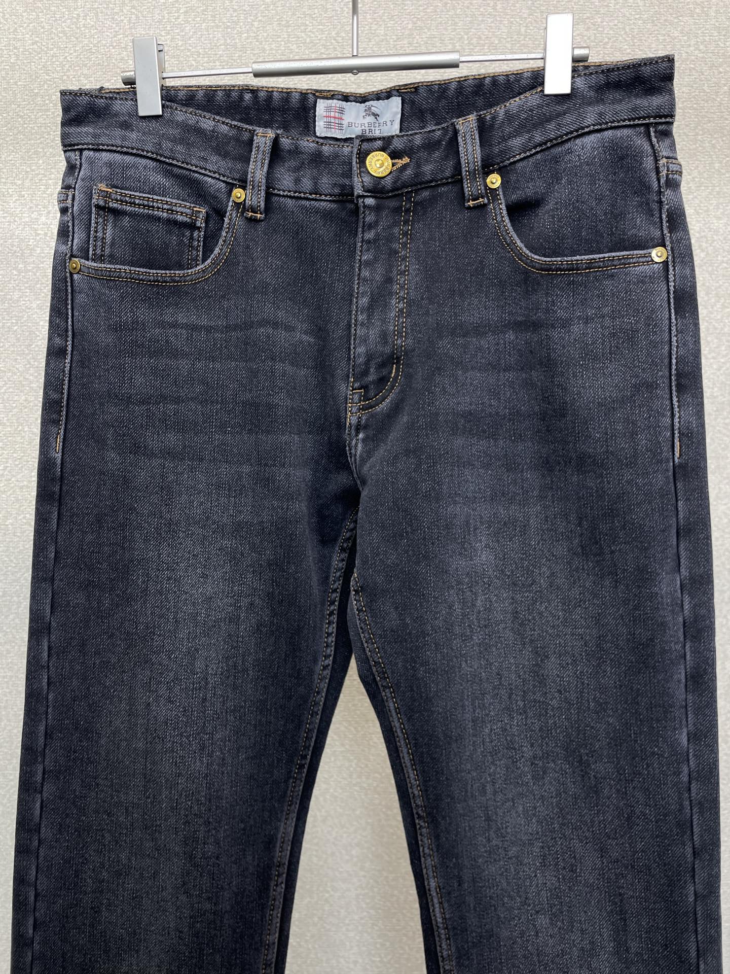 。Burberry巴宝莉💥砸锅卖铁都要上的新款！新款休闲牛仔裤👖高端版本 专柜定制面料 内里加绒面料 透