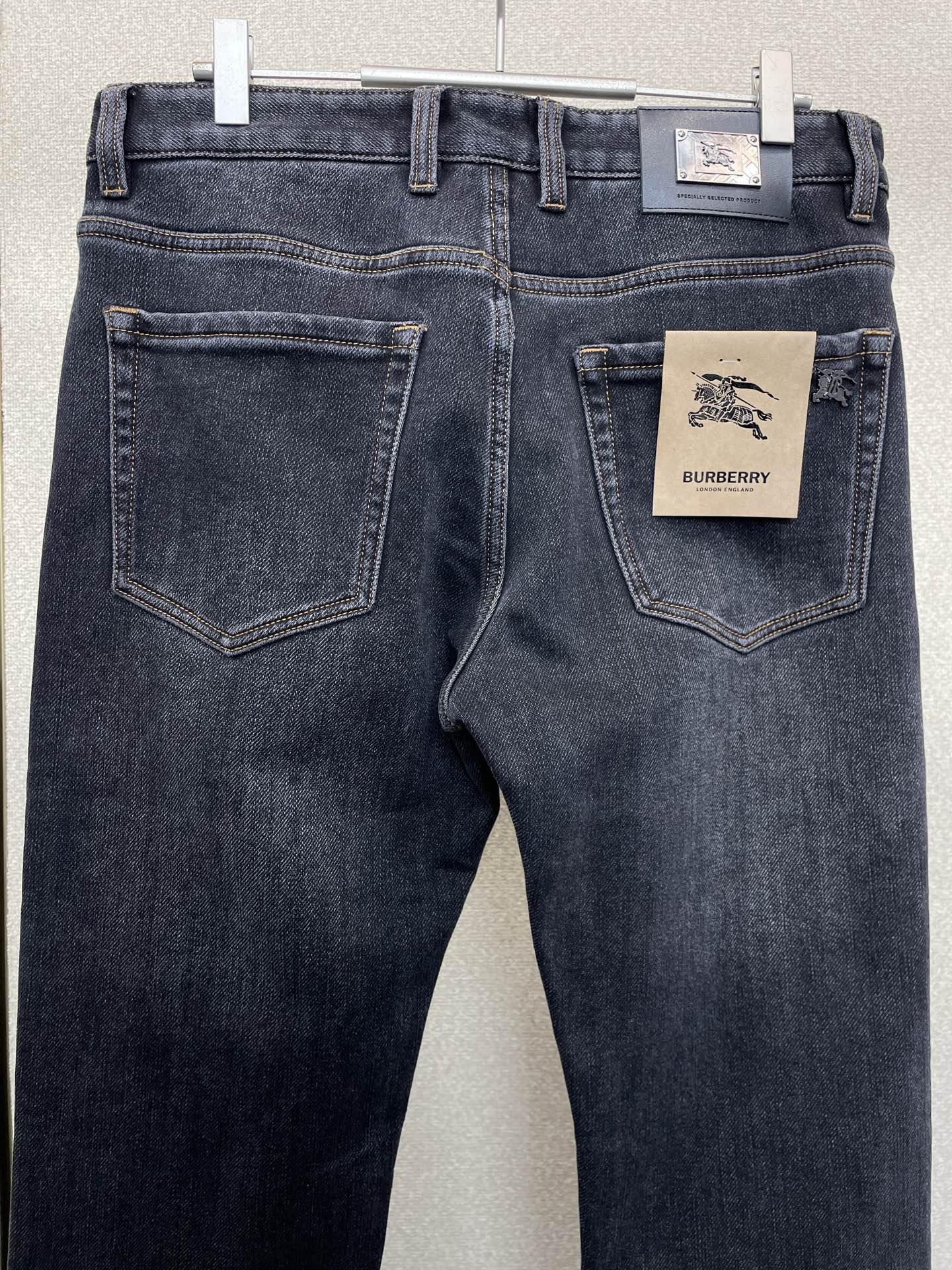 。Burberry巴宝莉💥砸锅卖铁都要上的新款！新款休闲牛仔裤👖高端版本 专柜定制面料 内里加绒面料 透