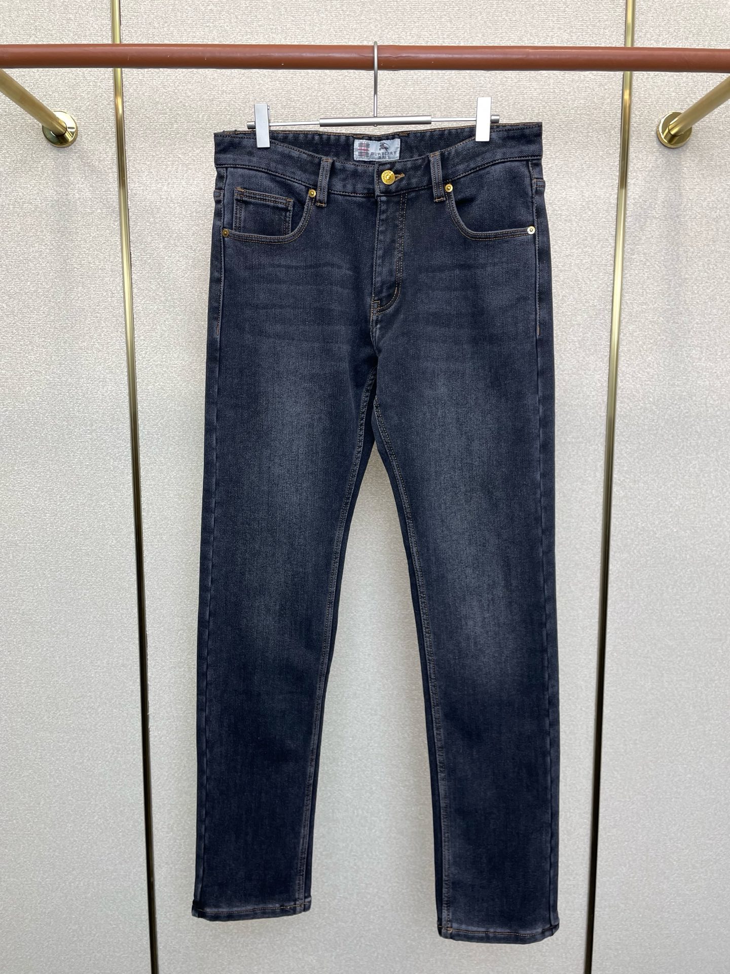 NO:654539,.Burberry exclusively provides high-end versions of new casual jeans. Custom-made fabrics at the counter. Velvet fabrics on the inside. Highly breathable and comfortable, with impeccable details. The brand element design concept reflects high quality. It feels delicate and soft!  It presents a casual cut and the upper body shape is awesome!  Code number 29-42,,burberry,burberry,jeans,alexander wang19860909.Burberry巴宝莉独家专供新款休闲牛仔裤高端版本 专柜定制面料 内里加绒面料 透气舒适度高,细节无可挑剔,品牌元素设计理念,体现高品质.手感细腻柔软！呈现休闲裁剪,上身版型超赞！码数29-42,,burberry,burberry,jeans,alexander wang,Men's clothing