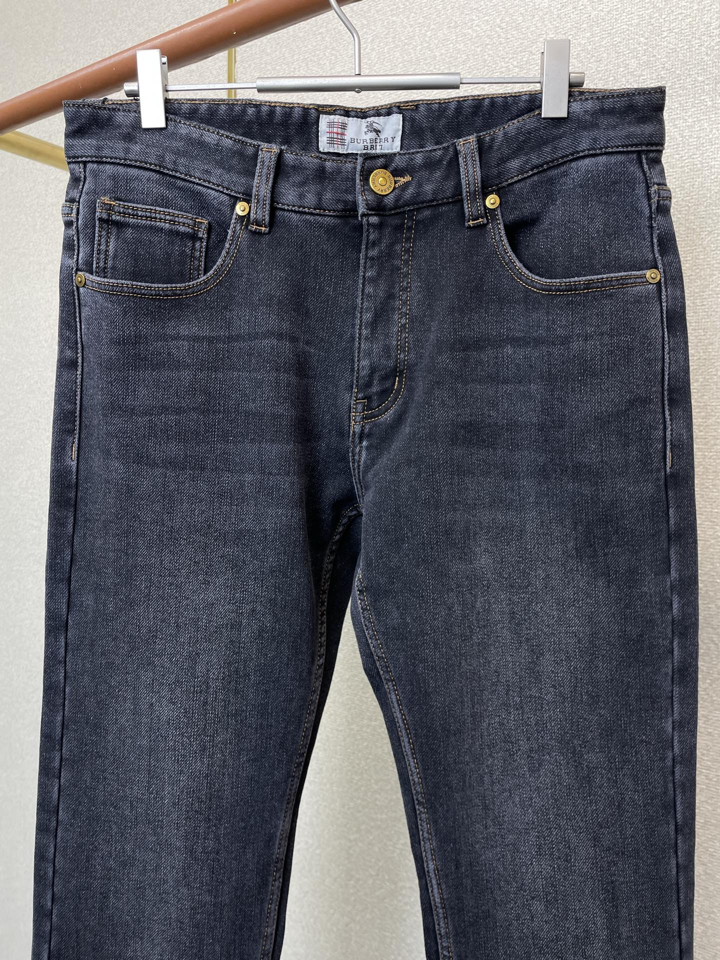 。Burberry巴宝莉💥砸锅卖铁都要上的新款！新款休闲牛仔裤👖高端版本 专柜定制面料 内里加绒面料 透