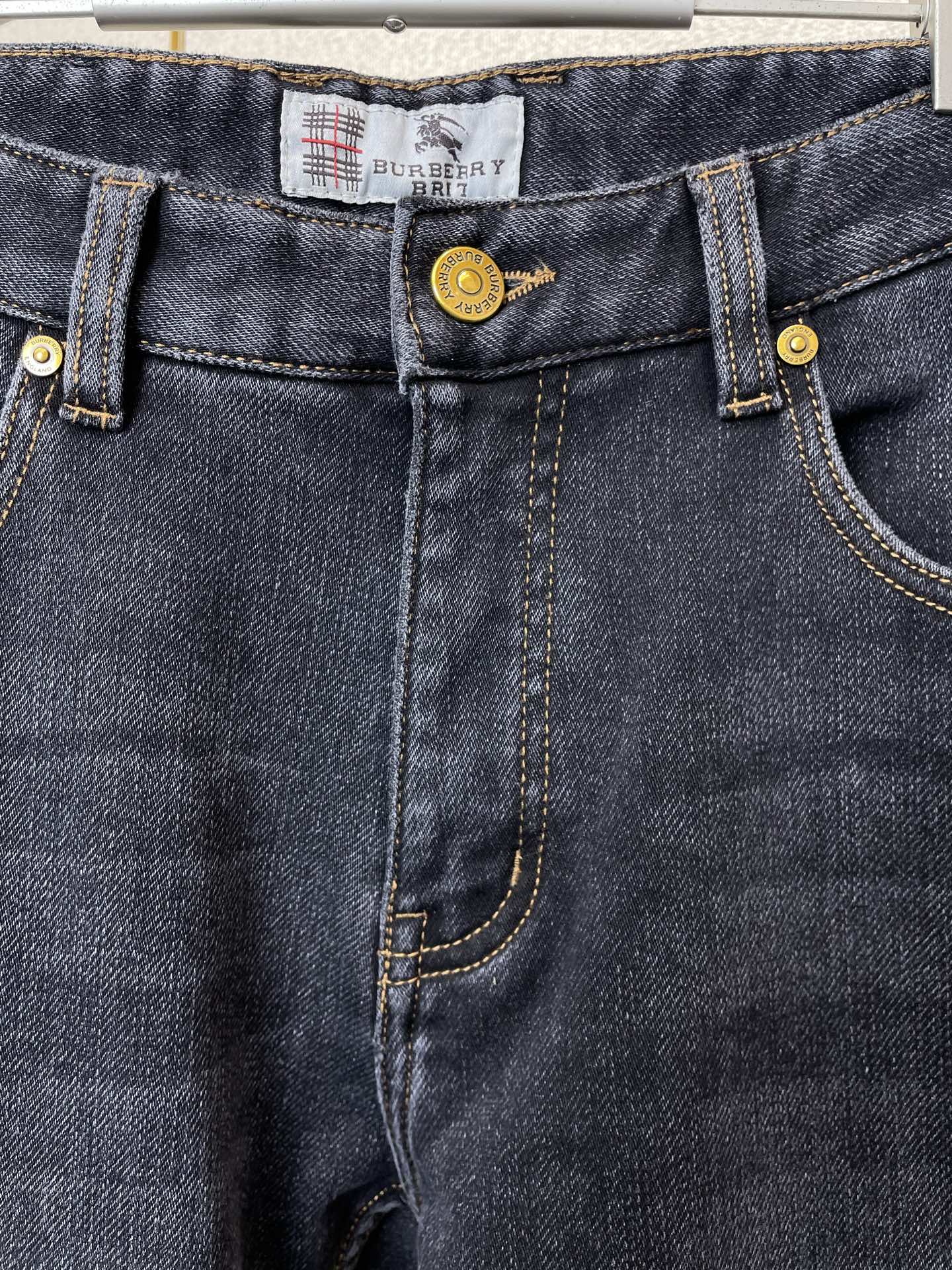 。Burberry巴宝莉💥砸锅卖铁都要上的新款！新款休闲牛仔裤👖高端版本 专柜定制面料 内里加绒面料 透