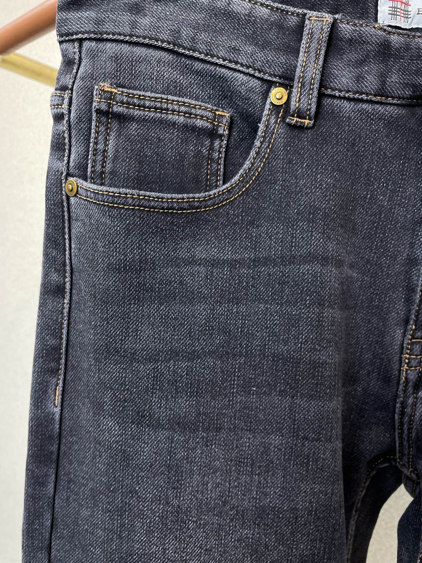 。Burberry巴宝莉💥砸锅卖铁都要上的新款！新款休闲牛仔裤👖高端版本 专柜定制面料 内里加绒面料 透