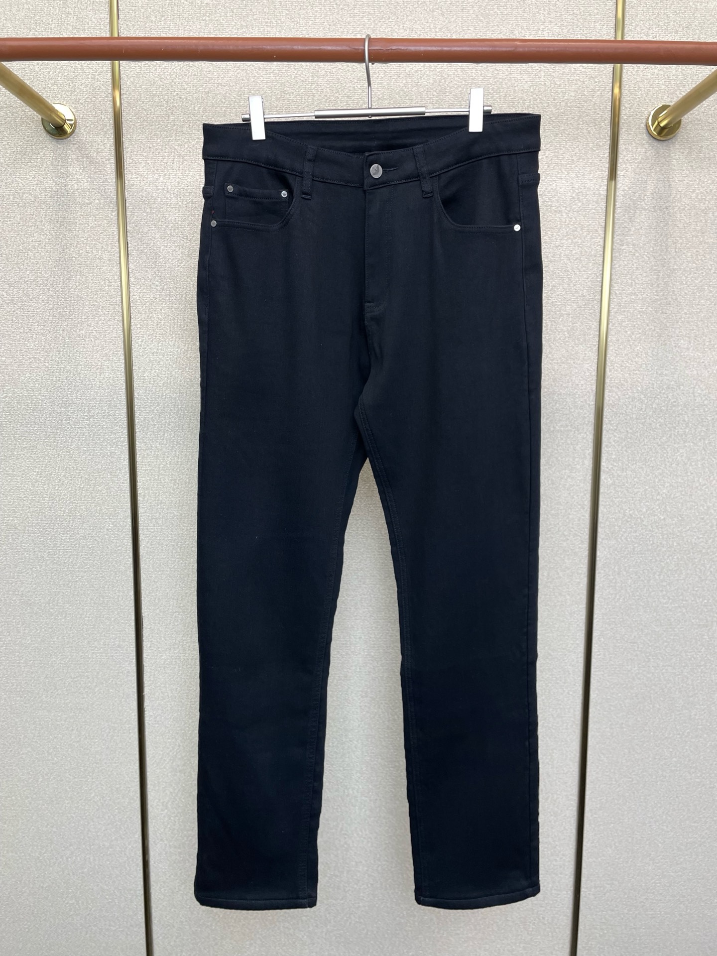 NO:654515,.ARMANI exclusively supplies high-end versions of new casual jeans. Custom-made fabrics at the counter. Velvet fabrics on the inside. Highly breathable and comfortable, with impeccable details. The brand element design concept embodies high quality. It feels delicate and soft!  It presents a casual cut and the upper body shape is awesome!  Code number 29-42,,armani,armani,jeans,alexander wang19860909.ARMANI阿玛尼独家专供新款休闲牛仔裤高端版本 专柜定制面料 内里加绒面料 透气舒适度高,细节无可挑剔,品牌元素设计理念,体现高品质.手感细腻柔软！呈现休闲裁剪,上身版型超赞！码数29-42,,armani,armani,jeans,alexander wang,Men's clothing