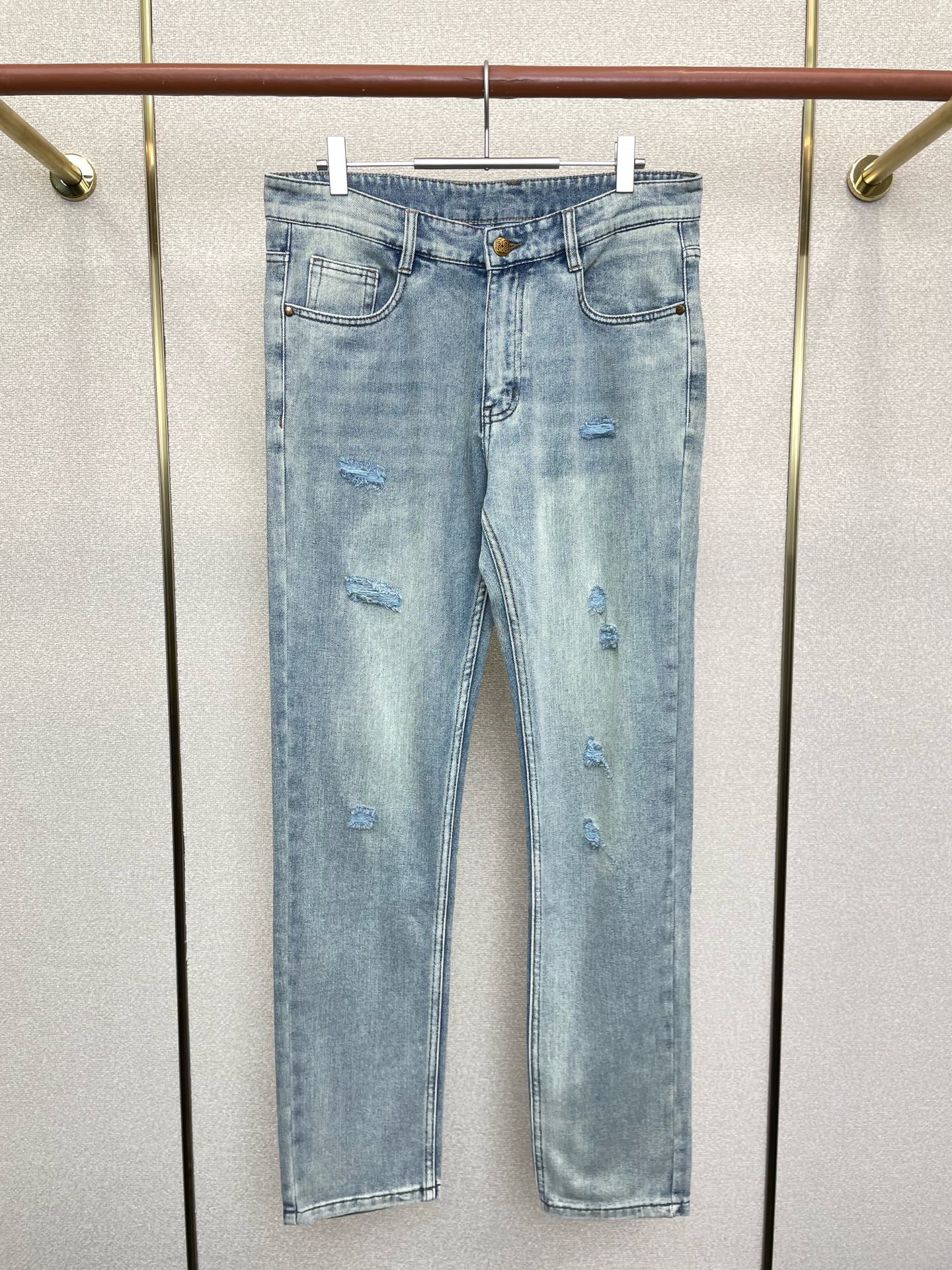 NO:661259,.LOEWE exclusively provides high-end versions of new casual jeans. Custom-made fabrics at the counter. Highly breathable and comfortable, with impeccable details. The brand element design concept embodies high quality. It feels delicate and soft!  It presents a casual cut and the upper body shape is awesome!  Code number 29-36,,loewe,loewe,jeans, 19860909.LOEWE罗意威独家专供新款休闲牛仔裤高端版本 专柜定制面料 透气舒适度高,细节无可挑剔,品牌元素设计理念,体现高品质.手感细腻柔软！呈现休闲裁剪,上身版型超赞！码数29-36,,loewe,loewe,jeans, ,Men's clothing