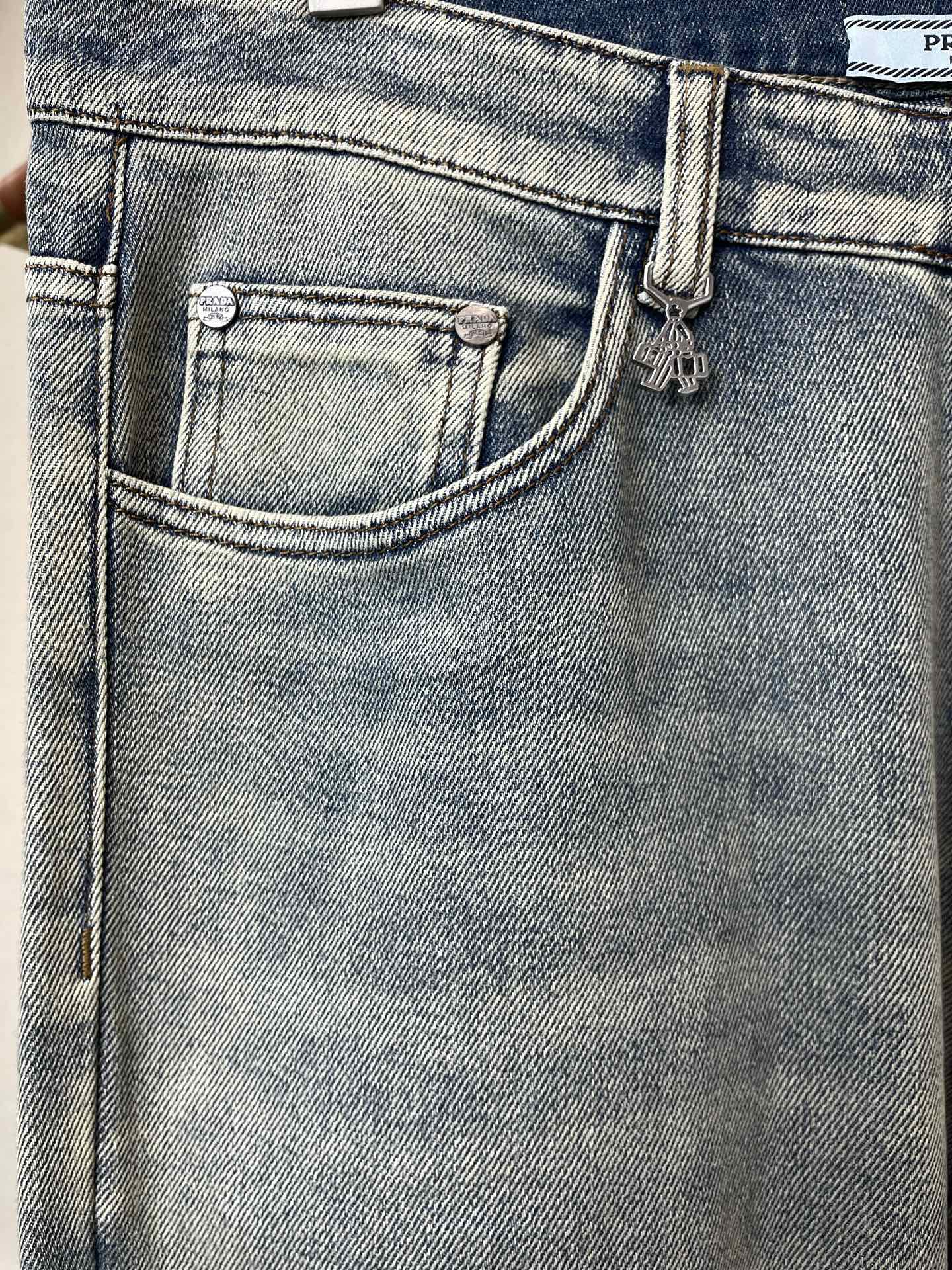 。Prada普拉达💥砸锅卖铁都要上的新款新款休闲牛仔裤👖高端版本 专柜定制面料 透气舒适度高，细节无可挑