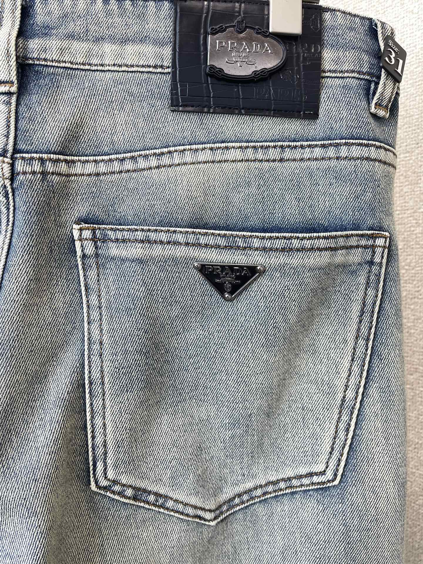 。Prada普拉达💥砸锅卖铁都要上的新款新款休闲牛仔裤👖高端版本 专柜定制面料 透气舒适度高，细节无可挑