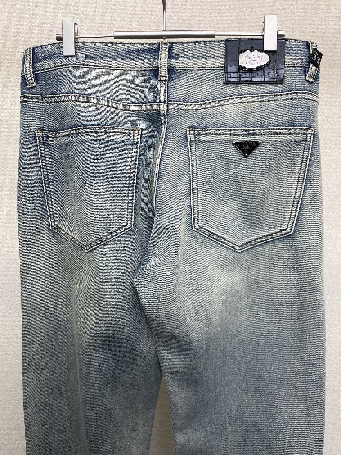 。Prada普拉达💥砸锅卖铁都要上的新款新款休闲牛仔裤👖高端版本 专柜定制面料 透气舒适度高，细节无可挑