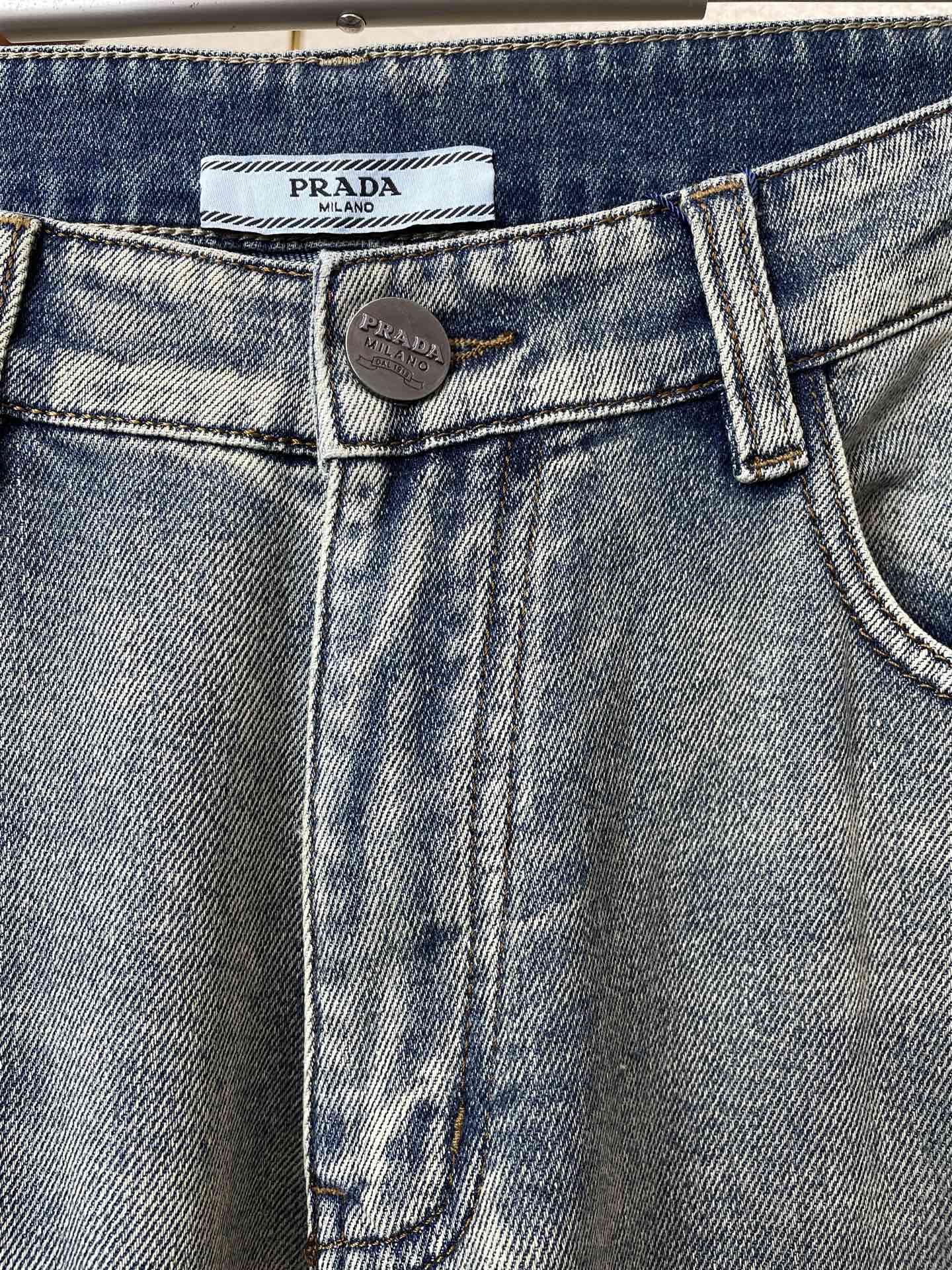 。Prada普拉达💥砸锅卖铁都要上的新款新款休闲牛仔裤👖高端版本 专柜定制面料 透气舒适度高，细节无可挑