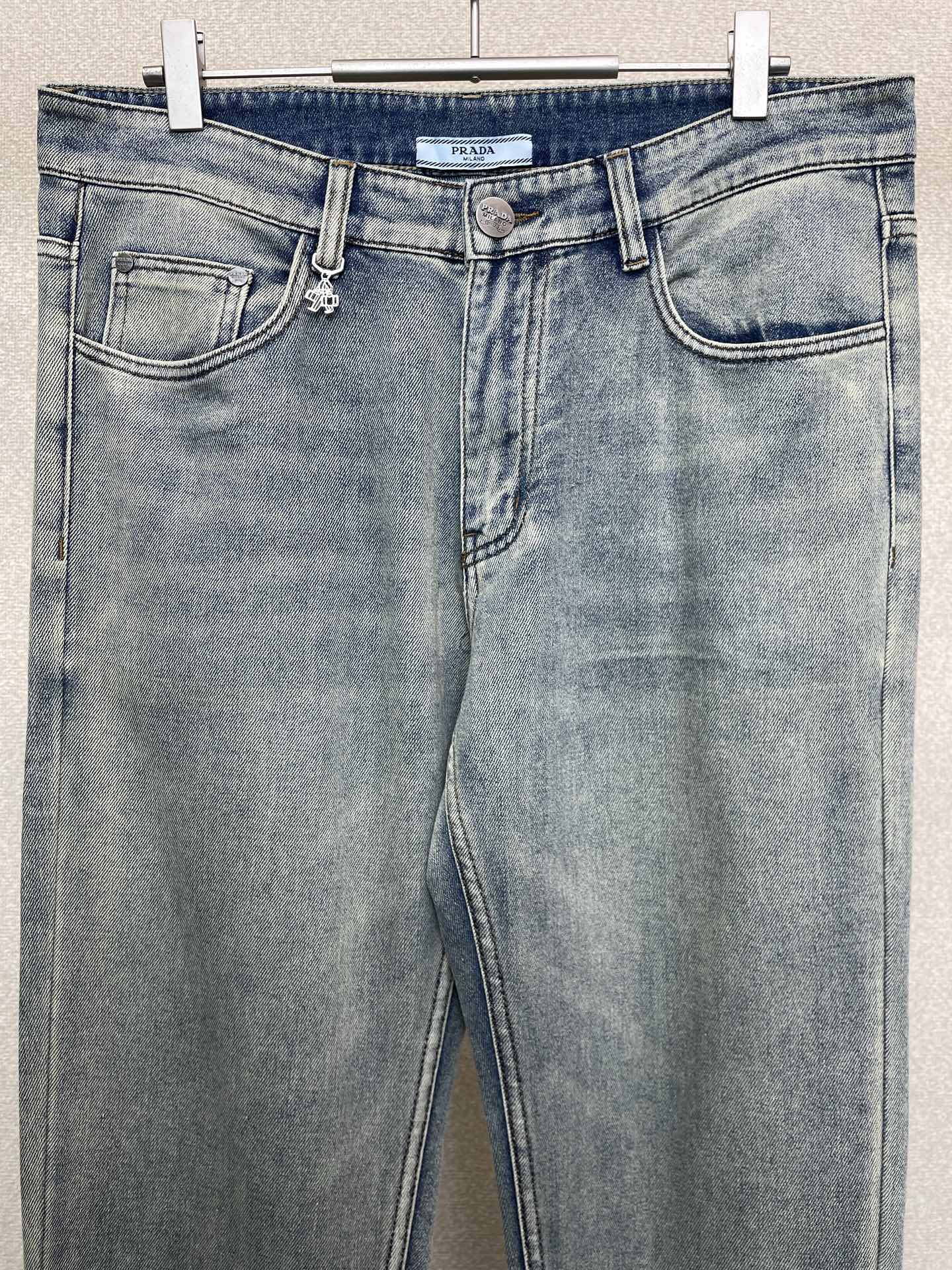 。Prada普拉达💥砸锅卖铁都要上的新款新款休闲牛仔裤👖高端版本 专柜定制面料 透气舒适度高，细节无可挑