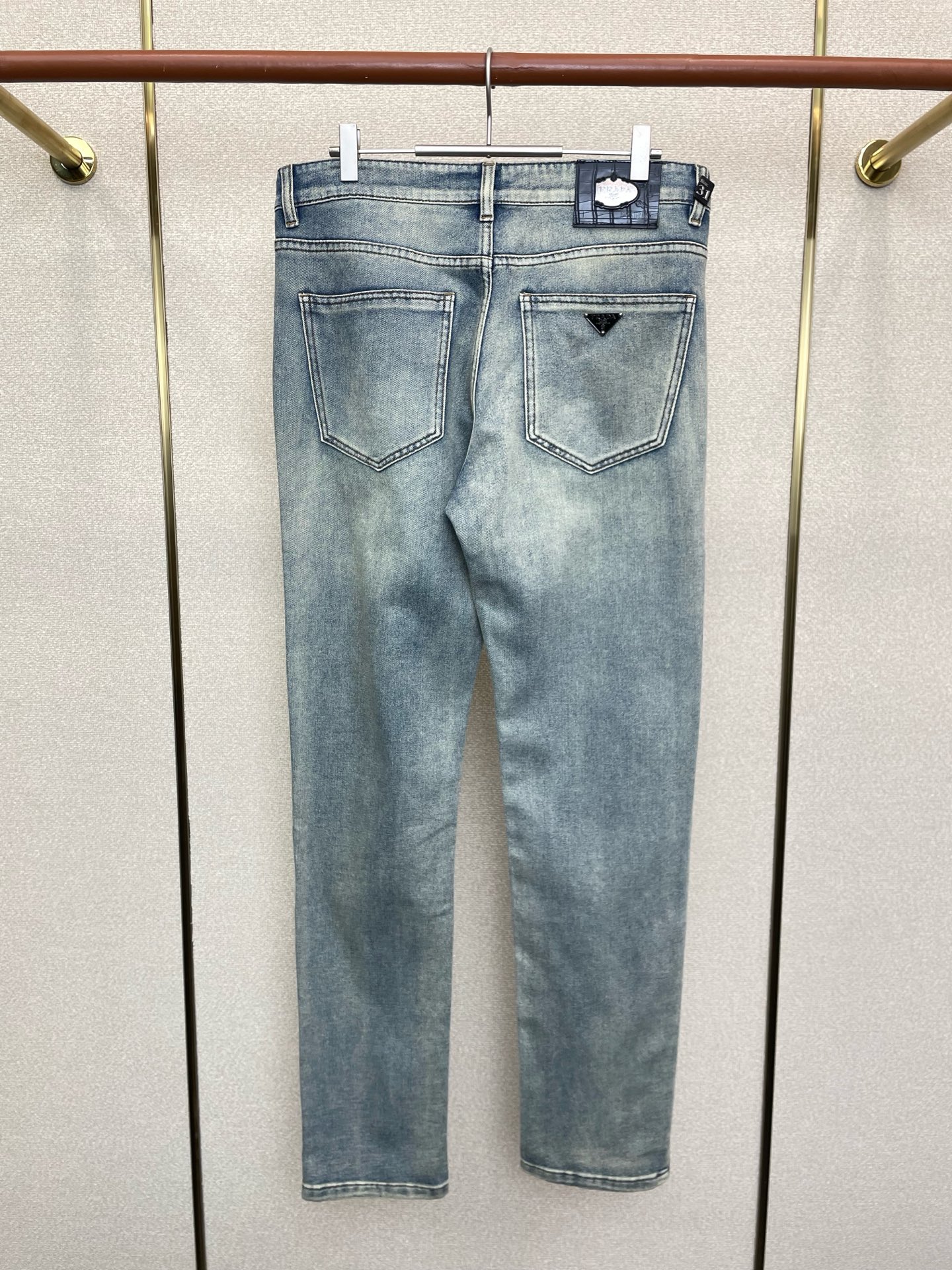 。Prada普拉达💥砸锅卖铁都要上的新款新款休闲牛仔裤👖高端版本 专柜定制面料 透气舒适度高，细节无可挑