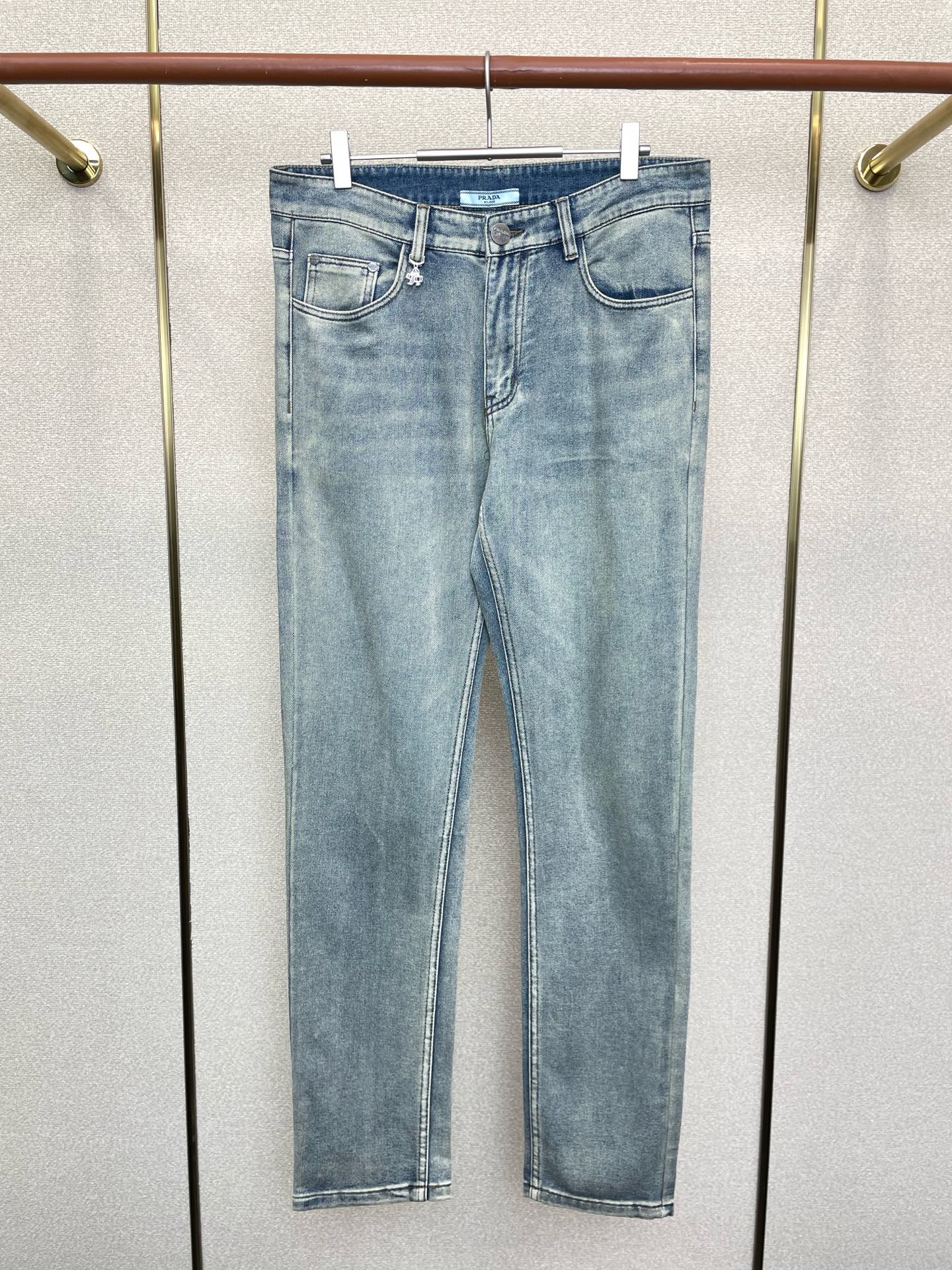 NO:656854,.Prada exclusively provides high-end versions of new casual jeans. Custom-made fabrics at the counter. Highly breathable and comfortable, with impeccable details. The brand element design concept embodies high quality. It feels delicate and soft!  It presents a casual cut and the upper body shape is awesome!  Code number 29-36,,prada,prada,jeans,alexander wang19860909.Prada普拉达独家专供新款休闲牛仔裤高端版本 专柜定制面料 透气舒适度高,细节无可挑剔,品牌元素设计理念,体现高品质.手感细腻柔软！呈现休闲裁剪,上身版型超赞！码数29-36,,prada,prada,jeans,alexander wang,Men's clothing