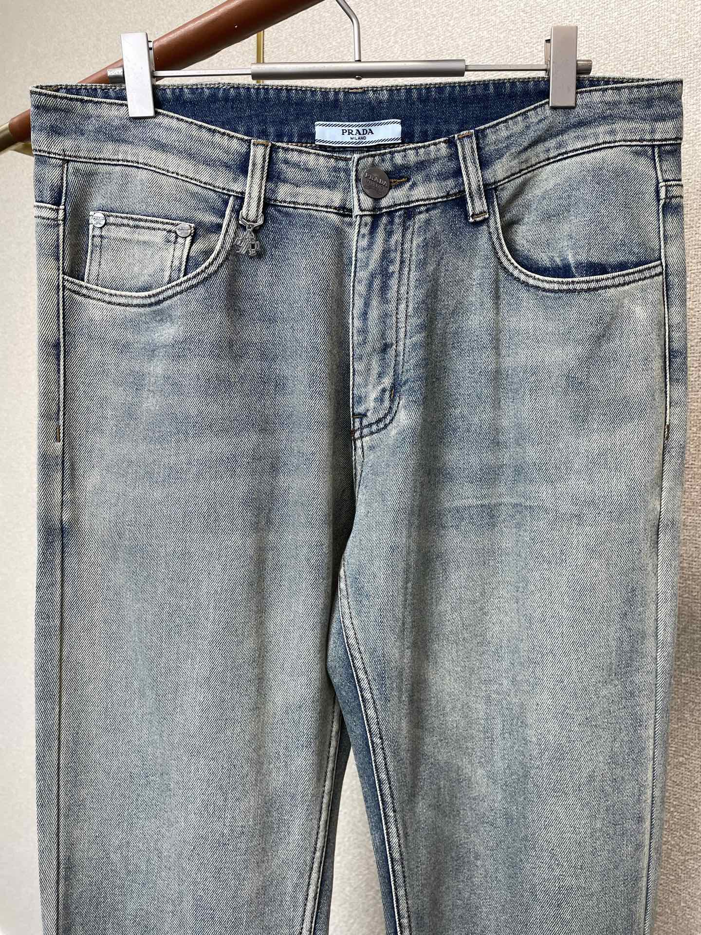 。Prada普拉达💥砸锅卖铁都要上的新款新款休闲牛仔裤👖高端版本 专柜定制面料 透气舒适度高，细节无可挑