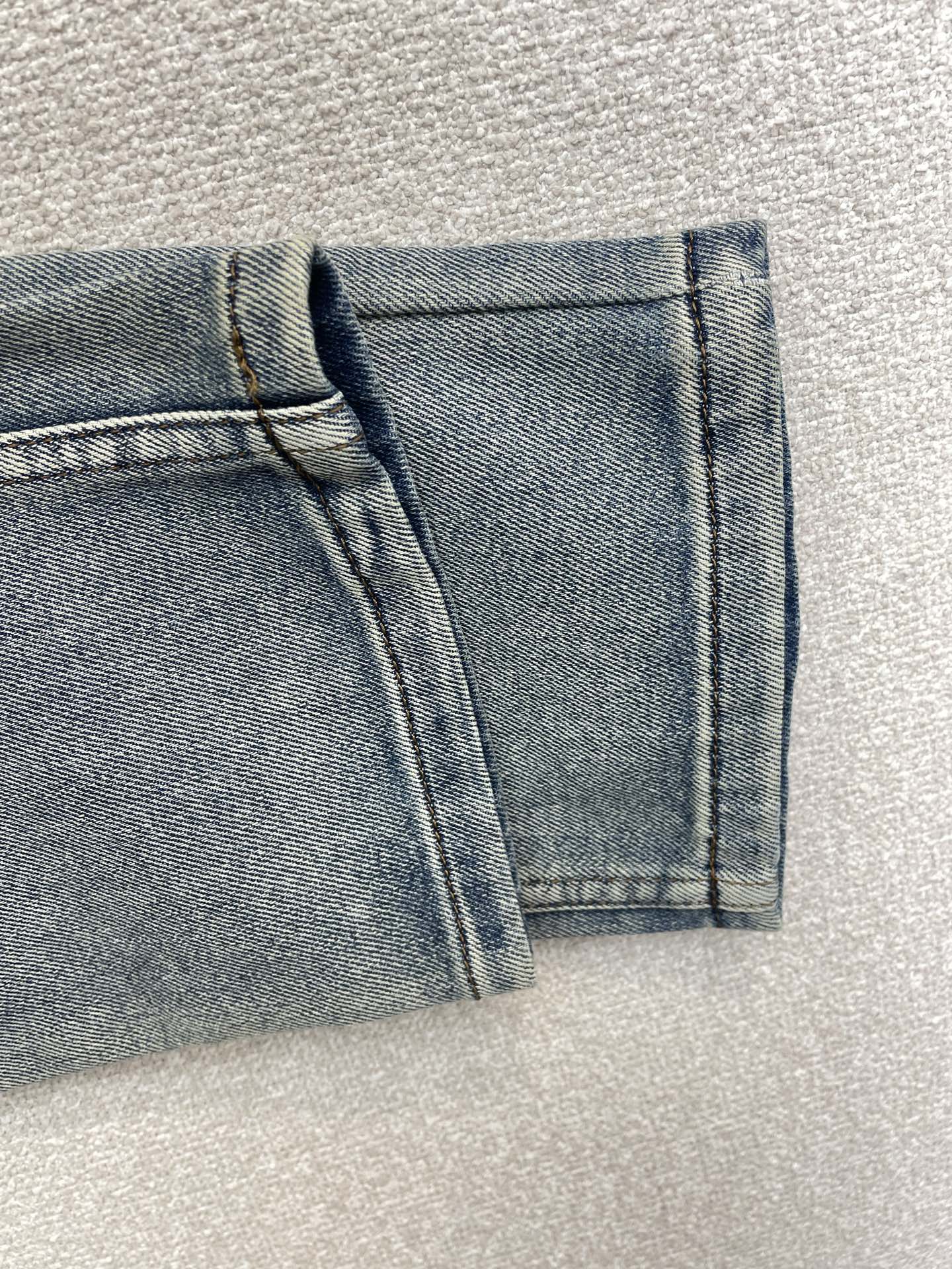 。Prada普拉达💥砸锅卖铁都要上的新款新款休闲牛仔裤👖高端版本 专柜定制面料 透气舒适度高，细节无可挑