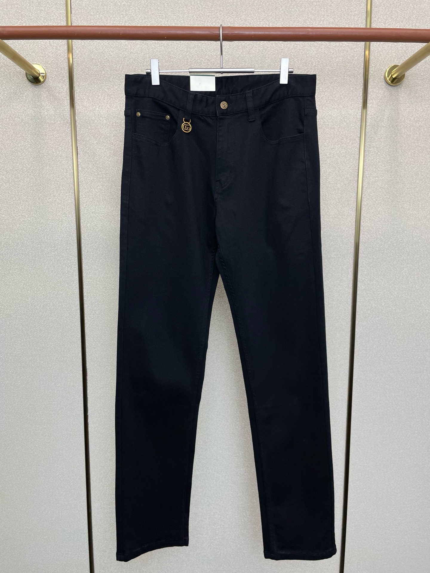 NO:656825,.Gucci exclusively supplies high-end versions of new casual jeans. Custom-made fabrics at the counter. Highly breathable and comfortable, with impeccable details. The brand element design concept reflects high quality. It feels delicate and soft!  It presents a casual cut and the upper body shape is awesome!  Code number 29-42,,gucci,gucci,jeans,alexander wang19860909.Gucci古驰独家专供新款休闲牛仔裤高端版本 专柜定制面料 透气舒适度高,细节无可挑剔,品牌元素设计理念,体现高品质.手感细腻柔软！呈现休闲裁剪,上身版型超赞！码数29-42,,gucci,gucci,jeans,alexander wang,Men's clothing