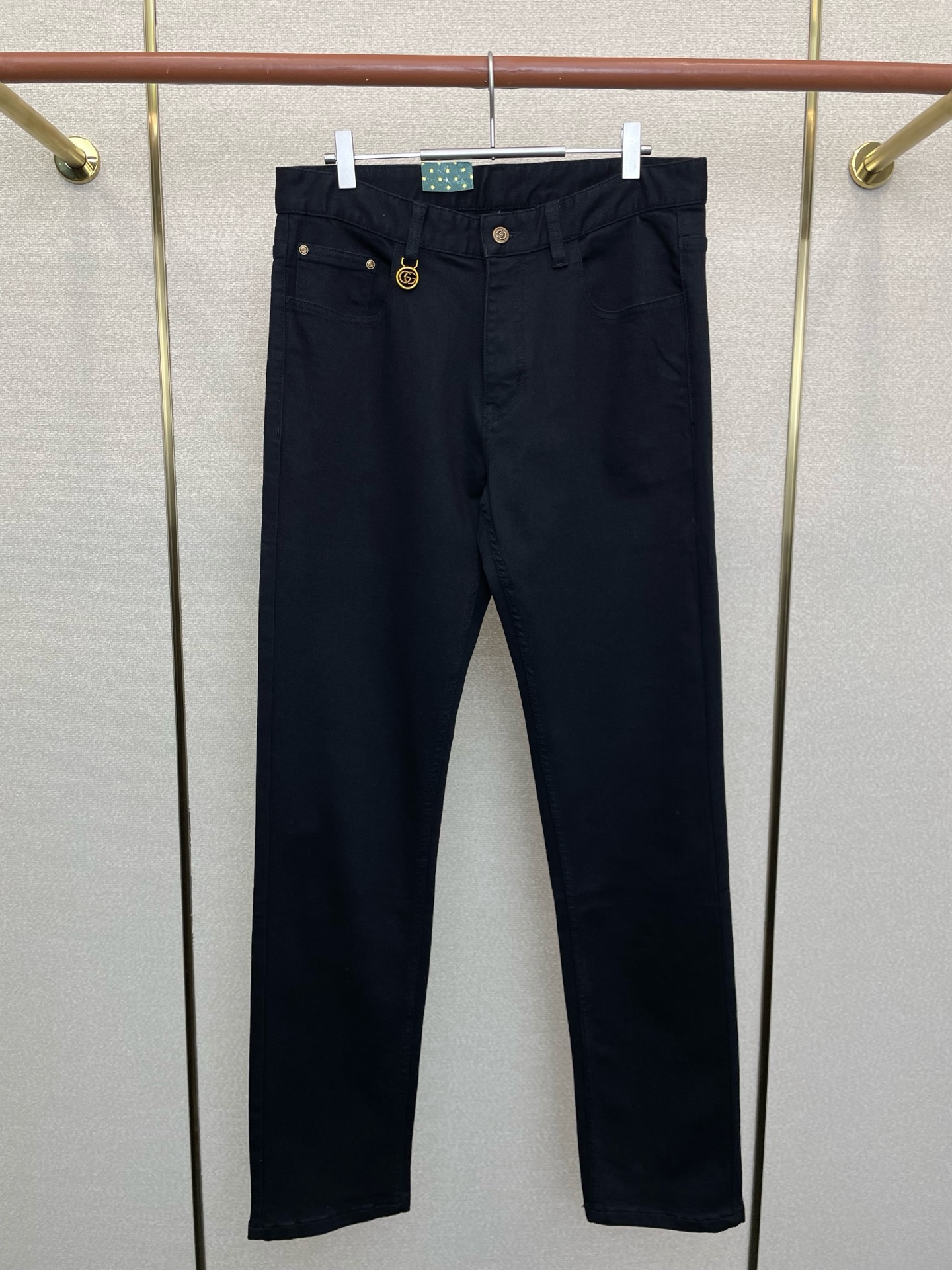 NO:661288,.Gucci exclusively supplies high-end versions of new casual jeans. Custom-made fabrics at the counter. Highly breathable and comfortable, with impeccable details. The brand element design concept reflects high quality. It feels delicate and soft!  It presents a casual cut and the upper body shape is awesome!  Code number 29-42,,gucci,gucci,jeans, 19860909.Gucci古驰独家专供新款休闲牛仔裤高端版本 专柜定制面料 透气舒适度高,细节无可挑剔,品牌元素设计理念,体现高品质.手感细腻柔软！呈现休闲裁剪,上身版型超赞！码数29-42,,gucci,gucci,jeans, ,Men's clothing