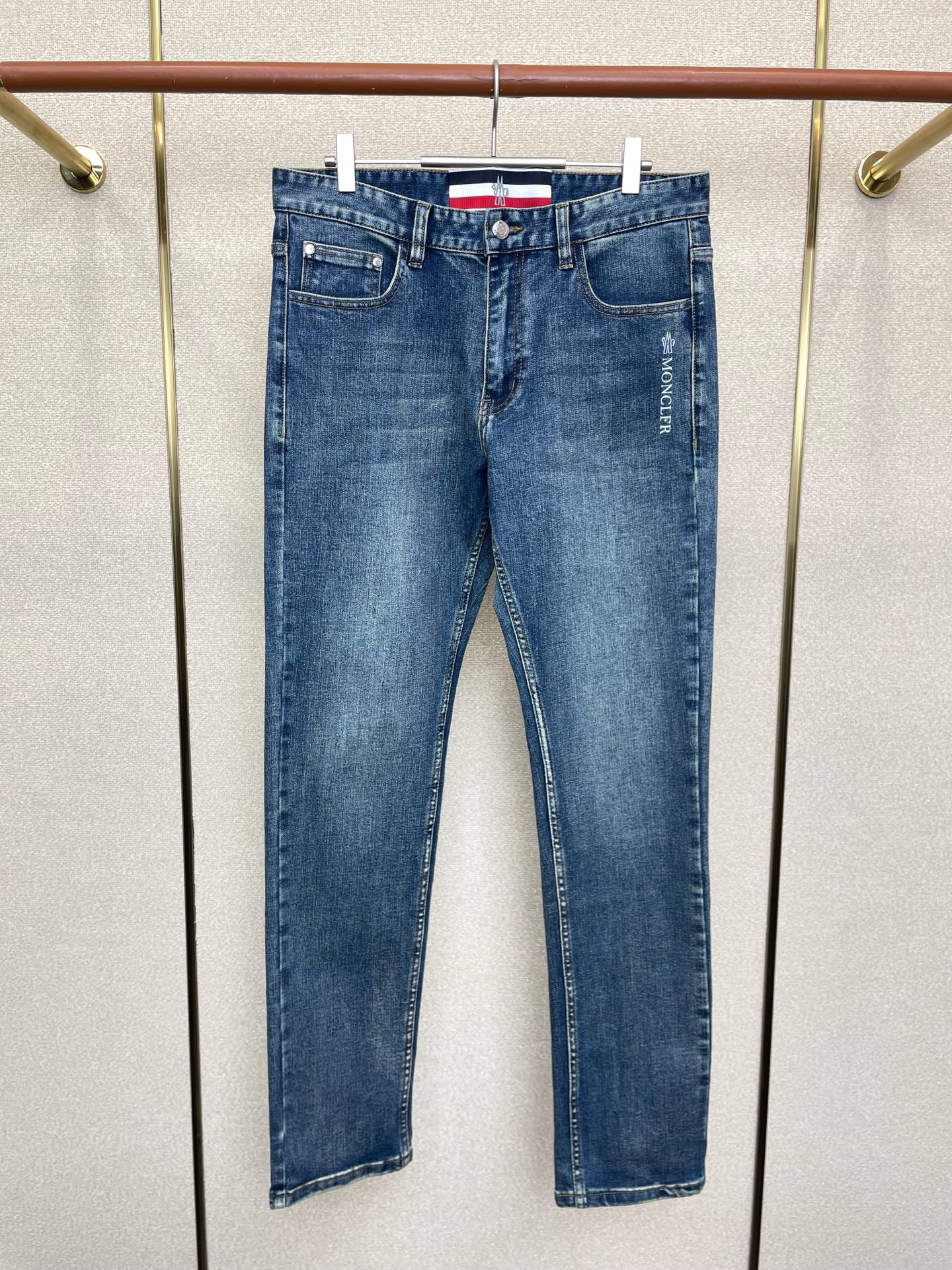 NO:661299,.Moncler exclusively provides high-end versions of new casual jeans. Custom-made fabrics at the counter. Highly breathable and comfortable, with impeccable details. The brand element design concept reflects high quality. It feels delicate and soft!  It presents a casual cut and the upper body shape is awesome!  Size 29-42,,Moncler,jeans, 19860909.Moncler蒙口独家专供新款休闲牛仔裤高端版本 专柜定制面料 透气舒适度高,细节无可挑剔,品牌元素设计理念,体现高品质.手感细腻柔软！呈现休闲裁剪,上身版型超赞！码数29-42,,Moncler,jeans, ,Men's clothing