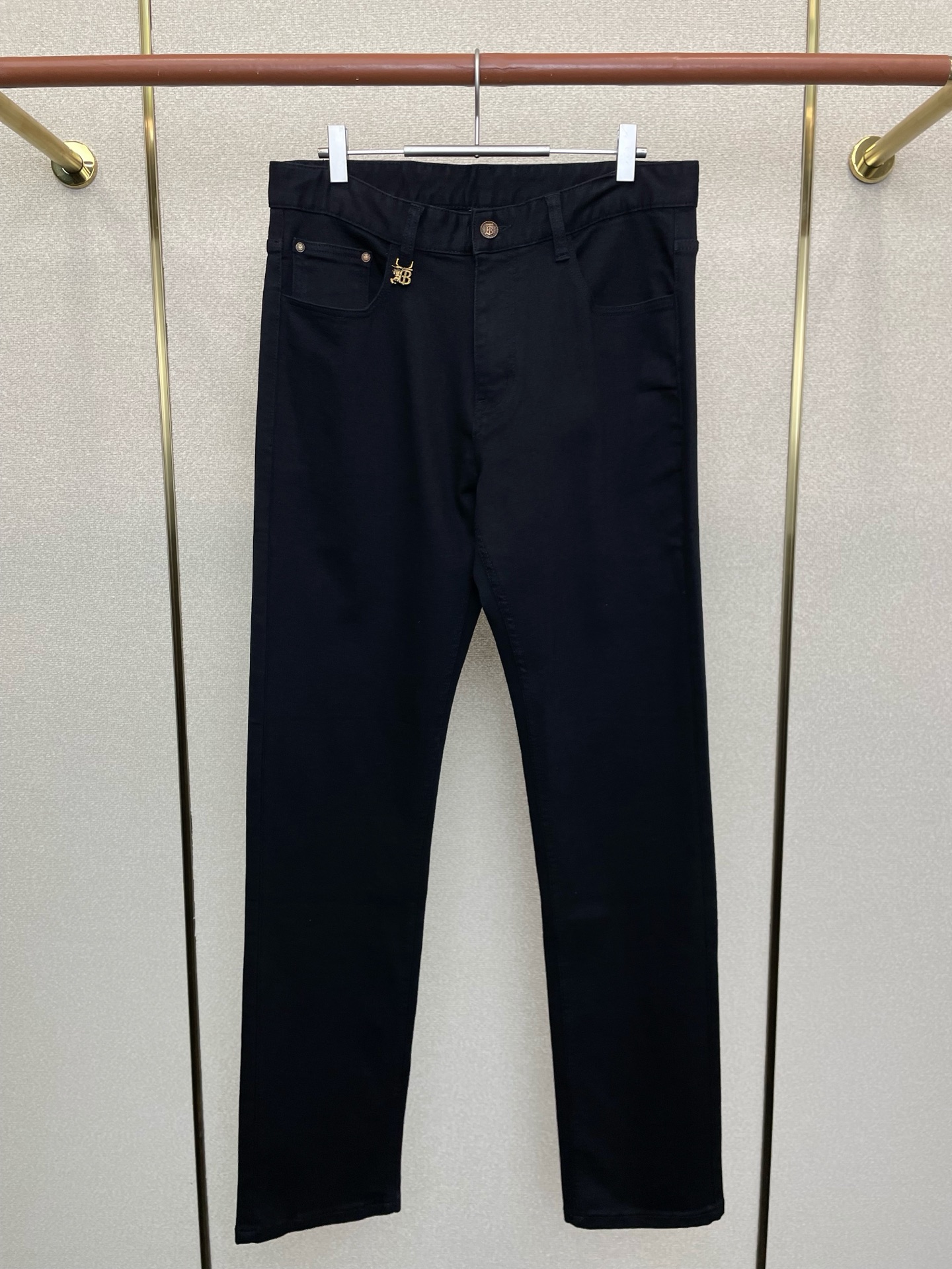 NO:661267,.Burberry exclusively provides high-end versions of new casual jeans. Custom-made fabrics at the counter. Highly breathable and comfortable, with impeccable details. The brand element design concept reflects high quality. It feels delicate and soft!  It presents a casual cut and the upper body shape is awesome!  Code number 29-42,,burberry,burberry,jeans, 19860909.Burberry巴宝莉独家专供新款休闲牛仔裤高端版本 专柜定制面料 透气舒适度高,细节无可挑剔,品牌元素设计理念,体现高品质.手感细腻柔软！呈现休闲裁剪,上身版型超赞！码数29-42,,burberry,burberry,jeans, ,Men's clothing