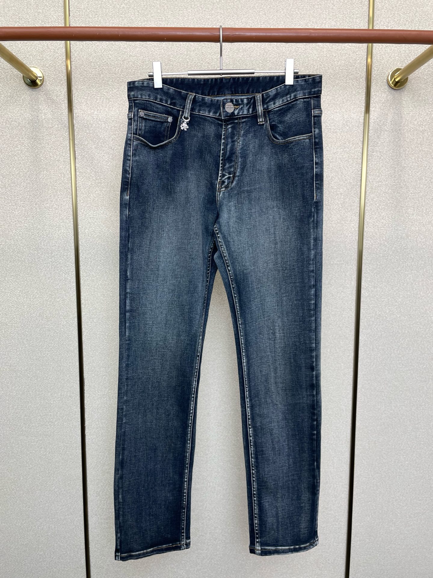 NO:712238,Support New Year’s Eve after-sales service!  .Prada exclusively provides high-end versions of new casual jeans. Custom-made fabrics at the counter. Highly breathable and comfortable, with impeccable details. The brand element design concept embodies high quality. It feels delicate and soft!  It presents a casual cut and the upper body shape is awesome!  Code number 29-42,,prada,prada,jeans,19860909支持跨年售后！.Prada普拉达独家专供新款休闲牛仔裤高端版本 专柜定制面料 透气舒适度高,细节无可挑剔,品牌元素设计理念,体现高品质.手感细腻柔软！呈现休闲裁剪,上身版型超赞！码数29-42,,prada,prada,jeans,,Men's clothing