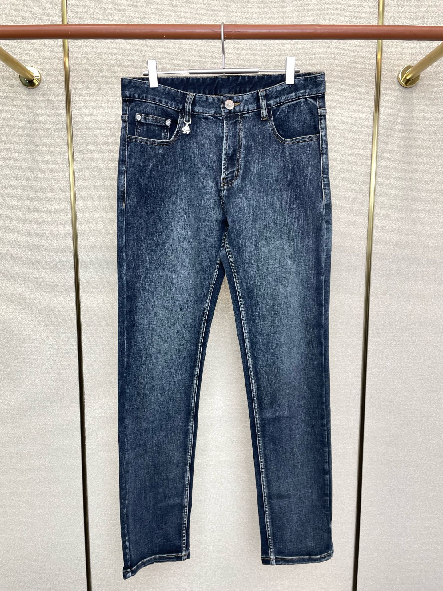 NO:712240,Support New Year’s Eve after-sales service!  .Prada exclusively provides high-end versions of new casual jeans. Custom-made fabrics at the counter. Highly breathable and comfortable, with impeccable details. The brand element design concept embodies high quality. It feels delicate and soft!  It presents a casual cut and the upper body shape is awesome!  Code number 29-42,,prada,prada,jeans,19860909支持跨年售后！.Prada普拉达独家专供新款休闲牛仔裤高端版本 专柜定制面料 透气舒适度高,细节无可挑剔,品牌元素设计理念,体现高品质.手感细腻柔软！呈现休闲裁剪,上身版型超赞！码数29-42,,prada,prada,jeans,,Men's clothing