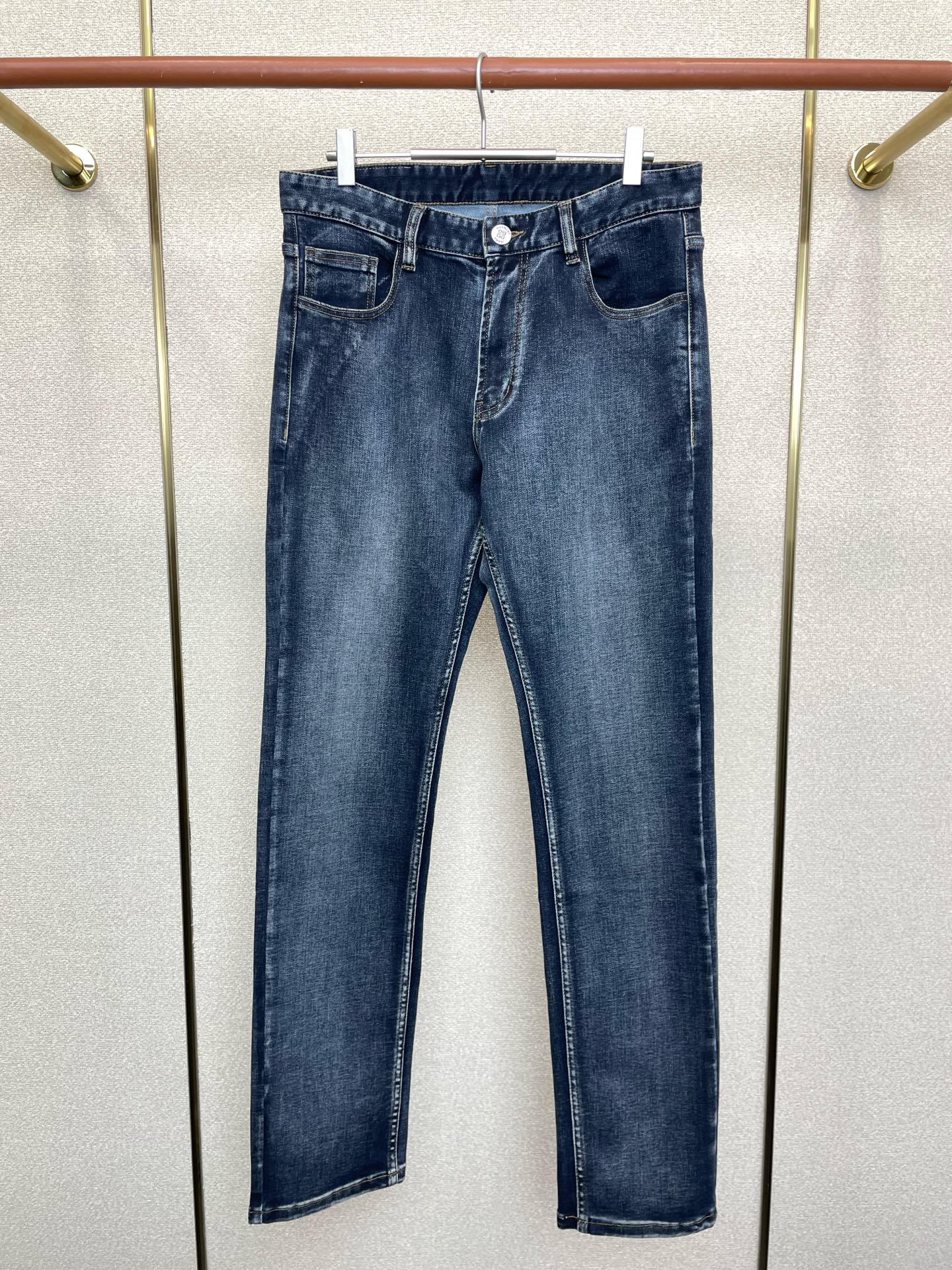 NO:712247,Support New Year’s Eve after-sales service!  .Givenchy exclusively provides high-end versions of new casual jeans. Custom-made fabrics at the counter. Highly breathable and comfortable, with impeccable details. The brand element design concept embodies high quality. It feels delicate and soft!  It presents a casual cut and the upper body shape is awesome!  Code number 29-42,,givenchy,givenchy,jeans,19860909支持跨年售后！.Givenchy纪梵希独家专供新款休闲牛仔裤高端版本 专柜定制面料 透气舒适度高,细节无可挑剔,品牌元素设计理念,体现高品质.手感细腻柔软！呈现休闲裁剪,上身版型超赞！码数29-42,,givenchy,givenchy,jeans,,Men's clothing