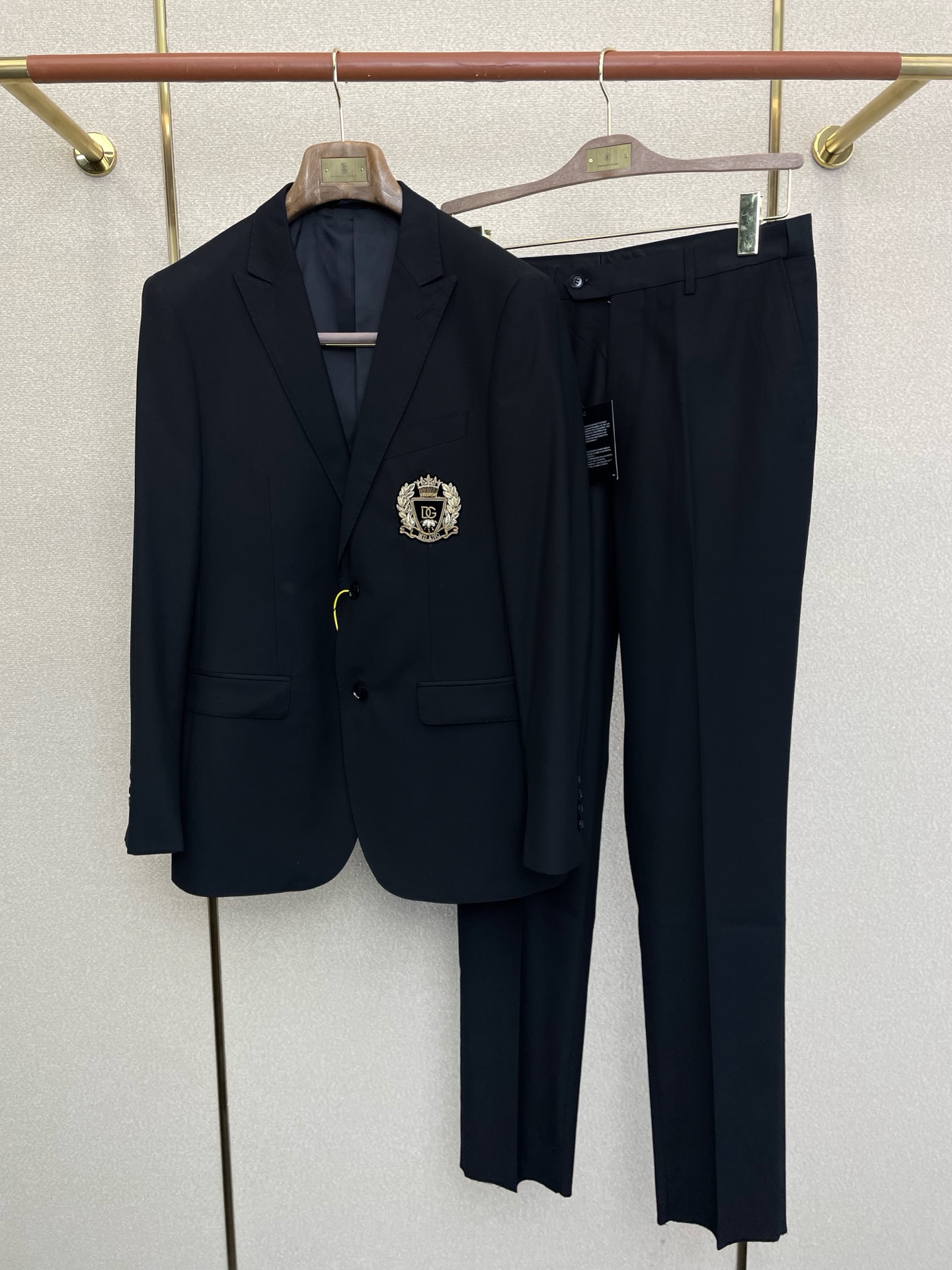 NO:656937,/Set. Single suit, trousers. Dolce&Gabbana new suit, foreign trade company order. Simple casual suit jacket, exclusively imported original polyester fiber fabric, breathable, soft and warm, strong, straight and drapey, the whole piece of clothing is machined neatly and neatly, all hardware accessories are customer-supplied top accessories with logo. At first glance, it is a high-end fabric. This fabric is custom-woven. There is no such thing outside. It is a good product from a regular factory, and there is nothing picky about it.  Such a coat is a regular wear and is very practical. Suit 46-58, trousers 29-38,,Dolce&Gabbana,Dolce&Gabbana,jackets & coats,business suit,alexander wang19860909/套.单西、西裤.Dolce&Gabbana杜嘉班纳新款西服套装,外贸公司订单 简约休闲西装外套,独家专供进口原版聚酯纤维面料,透气柔软保暖性很强,笔挺垂感十足,整件衣服车工走线整齐平整,所有五金附料都是客供带logo顶级配件 一看就是高档的面料 这种面料都是定织的 外面根本就没有 正规大厂途径出来的好货,无任何有挑剔的地方 这样的一件外套属于常备常穿的,实用性很强. 西服46-58 西裤29-38,,Dolce&Gabbana,Dolce&Gabbana,jackets & coats,business suit,alexander wang,Men's clothing