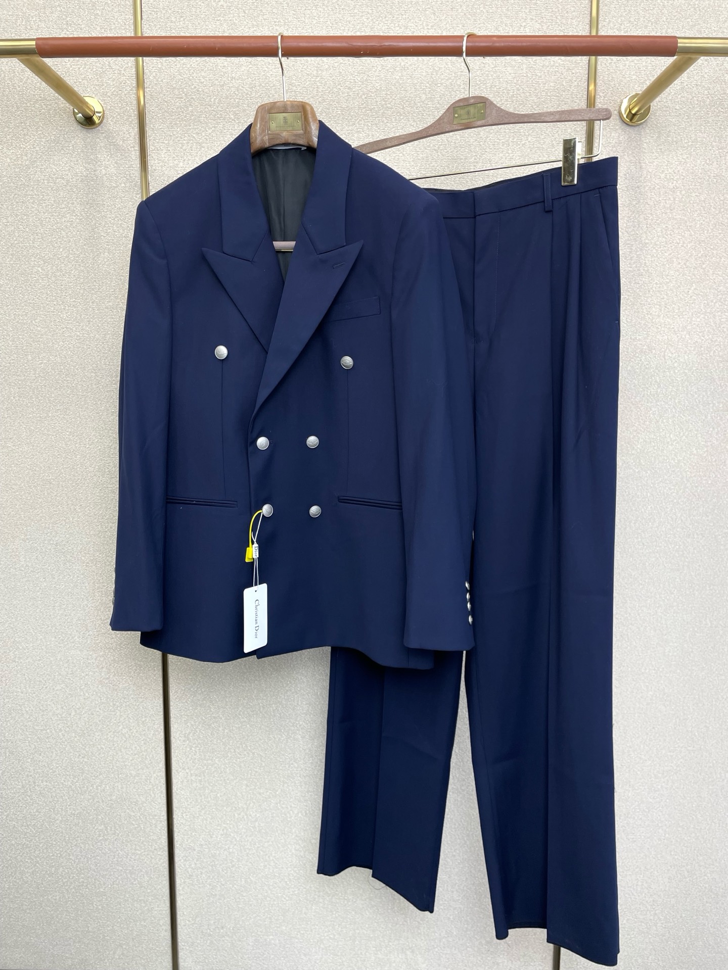 NO:656941,/Set. Dior's new suit, ordered by a foreign trade company. Simple casual suit jacket, exclusively for imported original polyester fiber fabric. It is breathable, soft and warm, very straight and drapey. The whole piece of clothing is machined neatly and neatly. All hardware and accessories are supplied by customers and have top accessories with logos. At first glance, they are high-end fabrics. This kind of fabrics are all custom-woven. There is no such thing as good products from regular large factories. There is nothing picky about them.  Such a jacket is a regular wear and very practical. Sizes S-2XL, dior, dior, jackets & coats, business suit, alexander wang19860909/套.Dior迪奥新款西服套装,外贸公司订单 简约休闲西装外套,独家专供进口原版聚酯纤维面料,透气柔软保暖性很强,笔挺垂感十足,整件衣服车工走线整齐平整,所有五金附料都是客供带logo顶级配件 一看就是高档的面料 这种面料都是定织的 外面根本就没有 正规大厂途径出来的好货,无任何有挑剔的地方 这样的一件外套属于常备常穿的,实用性很强.尺码S-2XL,,dior,dior,jackets & coats,business suit,alexander wang,Men's clothing