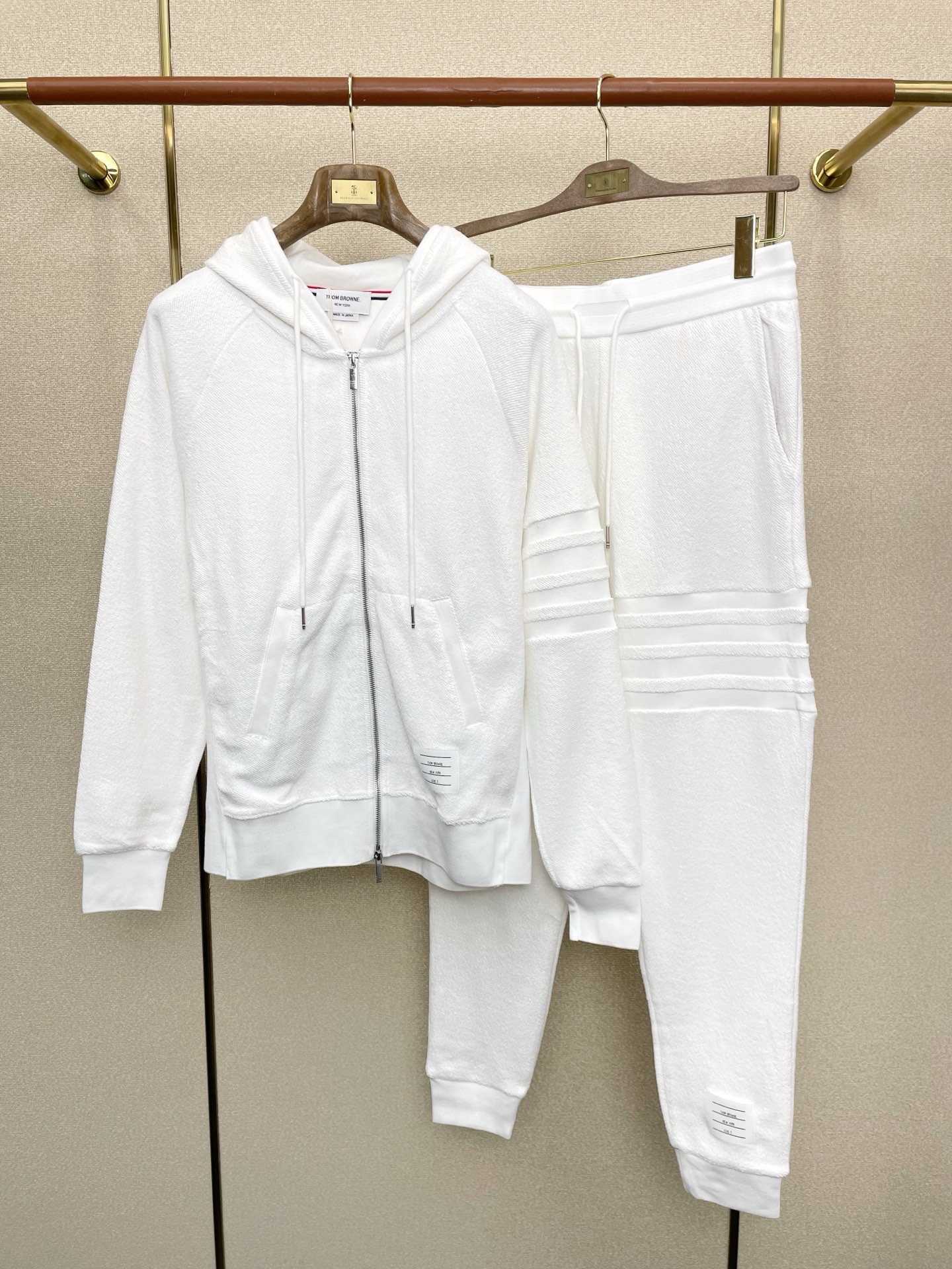 NO:656891,Sweatshirts and pants. Thom Browne exclusively offers the same sweatshirt set for new counters, which is breathable, comfortable and casual!  Full of high-end feel!  The details are exquisite and high-end, and the workmanship is impeccable!  The original high-end fabric is very high-end!  The fabric is stiff, wrinkle-resistant and wear-resistant, moisture-absorbent, quick-drying and breathable, neat and stylish. Size 1-5,,thom browne,hoodie,sweatshirts,alexander wang19860909卫衣、裤子.Thom Browne 汤姆布朗独家专供新款专柜同款卫衣套装,透气舒适休闲！高级感满满！细节精致高档,做工无可挑剔！原版高端面料很显高级！面料挺括抗皱耐磨,吸湿速干透气,利落有型.码数1-5,,thom browne,hoodie,sweatshirts,alexander wang,Men's clothing