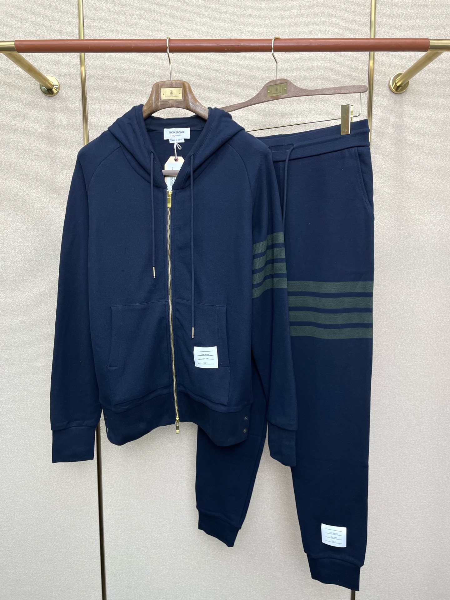 NO:654528,Sweatshirts and pants. Thom Browne exclusively offers the same sweatshirt set for new counters, which is breathable, comfortable and casual!  Full of high-end feel!  The details are exquisite and high-end, and the workmanship is impeccable!  The original high-end fabric is very high-end!  The fabric is stiff, wrinkle-resistant and wear-resistant, moisture-absorbent, quick-drying and breathable, neat and stylish. Size 1-5,,thom browne,hoodie,sweatshirts,alexander wang19860909卫衣、裤子.Thom Browne 汤姆布朗独家专供新款专柜同款卫衣套装,透气舒适休闲！高级感满满！细节精致高档,做工无可挑剔！原版高端面料很显高级！面料挺括抗皱耐磨,吸湿速干透气,利落有型.码数1-5,,thom browne,hoodie,sweatshirts,alexander wang,Men's clothing