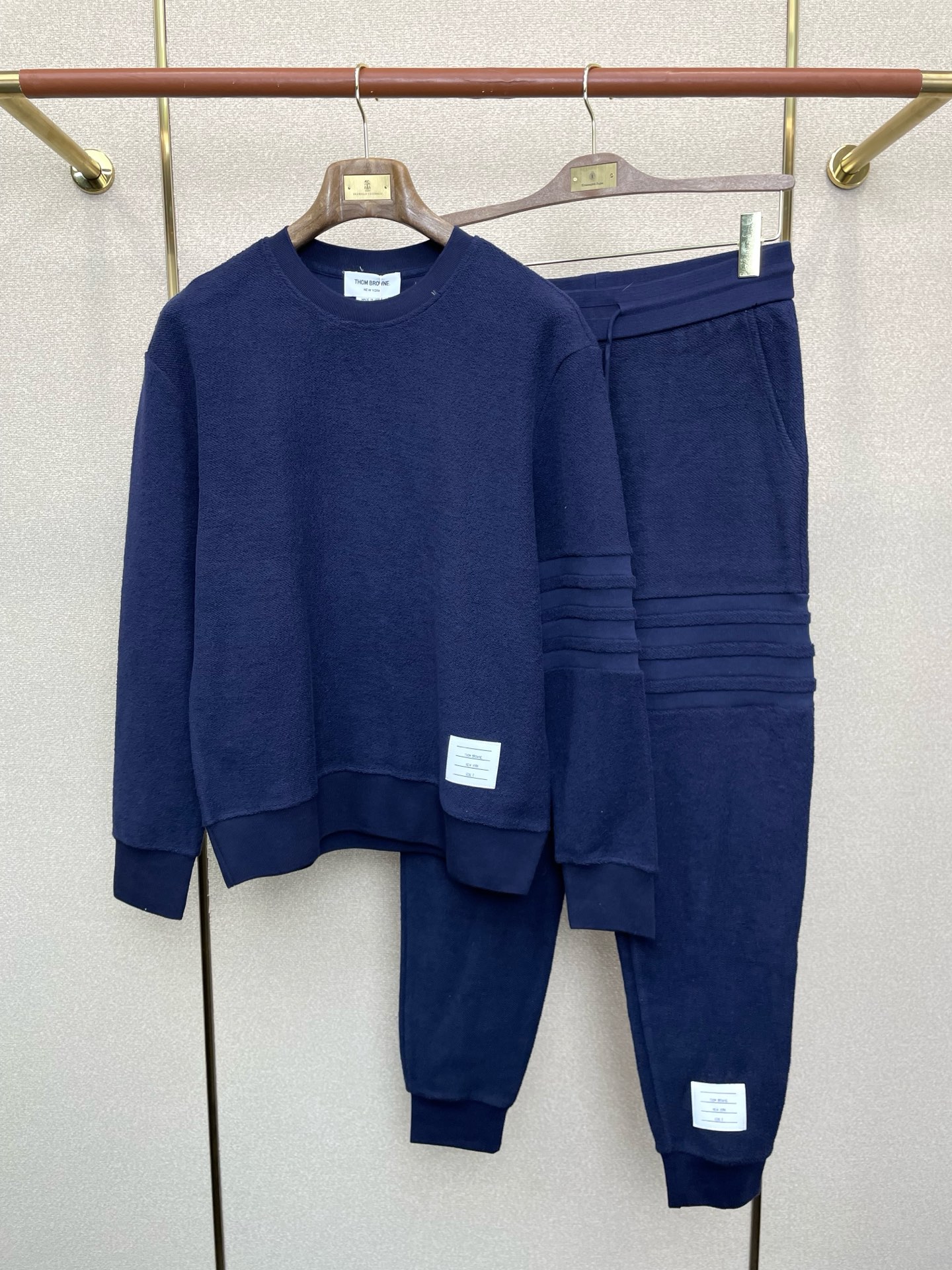 NO:656874,Sweatshirts and pants. Thom Browne exclusively offers the same sweatshirt set for new counters, which is breathable, comfortable and casual!  Full of high-end feel!  The details are exquisite and high-end, and the workmanship is impeccable!  The original high-end fabric is very high-end!  The fabric is stiff, wrinkle-resistant and wear-resistant, moisture-absorbent, quick-drying and breathable, neat and stylish. Size 1-5,,thom browne,hoodie,sweatshirts,alexander wang19860909卫衣、裤子.Thom Browne 汤姆布朗独家专供新款专柜同款卫衣套装,透气舒适休闲！高级感满满！细节精致高档,做工无可挑剔！原版高端面料很显高级！面料挺括抗皱耐磨,吸湿速干透气,利落有型.码数1-5,,thom browne,hoodie,sweatshirts,alexander wang,Men's clothing