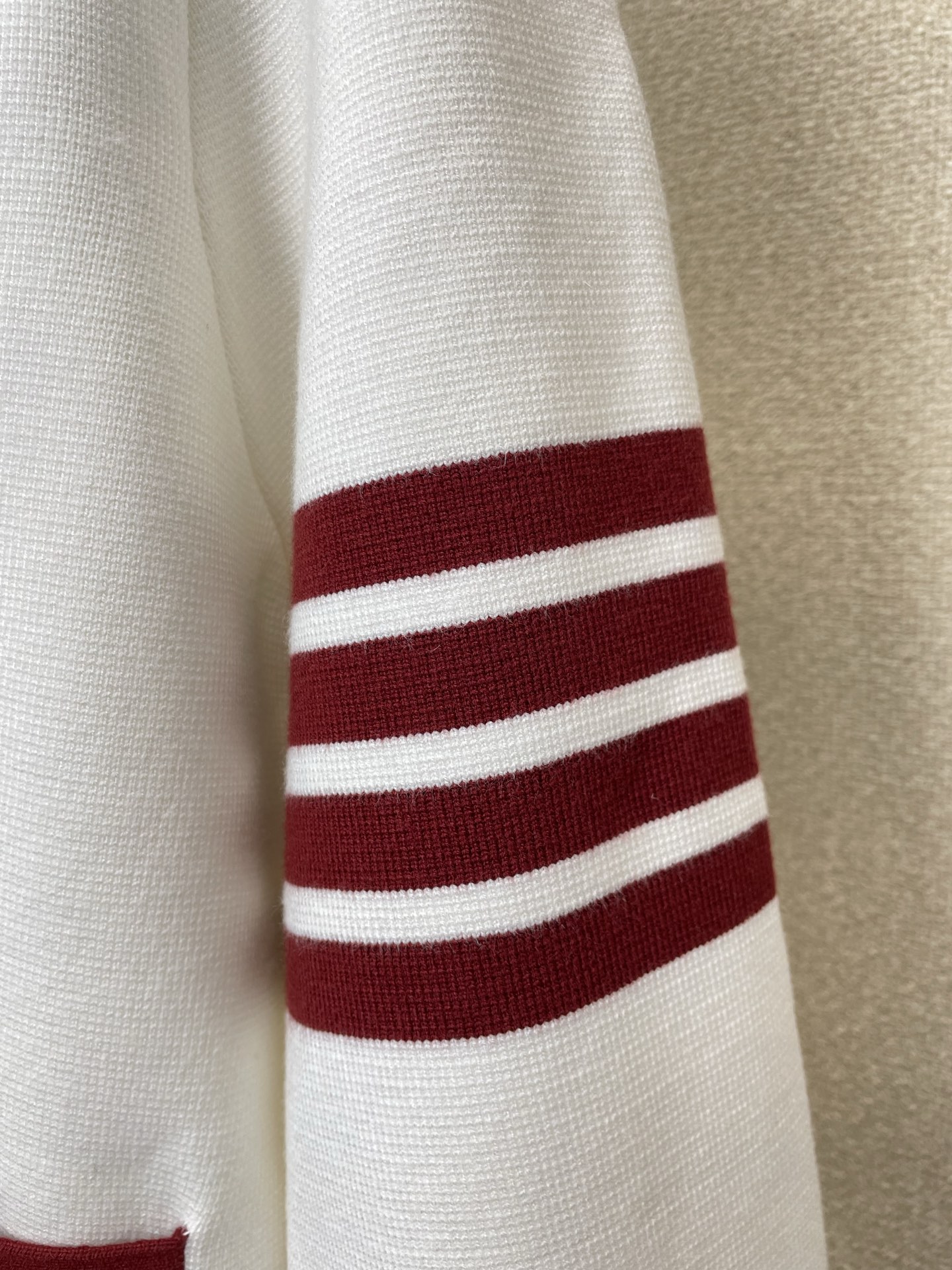 。Thom Browne汤姆布朗💥砸锅卖铁都要上的新款新款原单男士毛衣衫 V领条纹针织衫 高端定制 高端