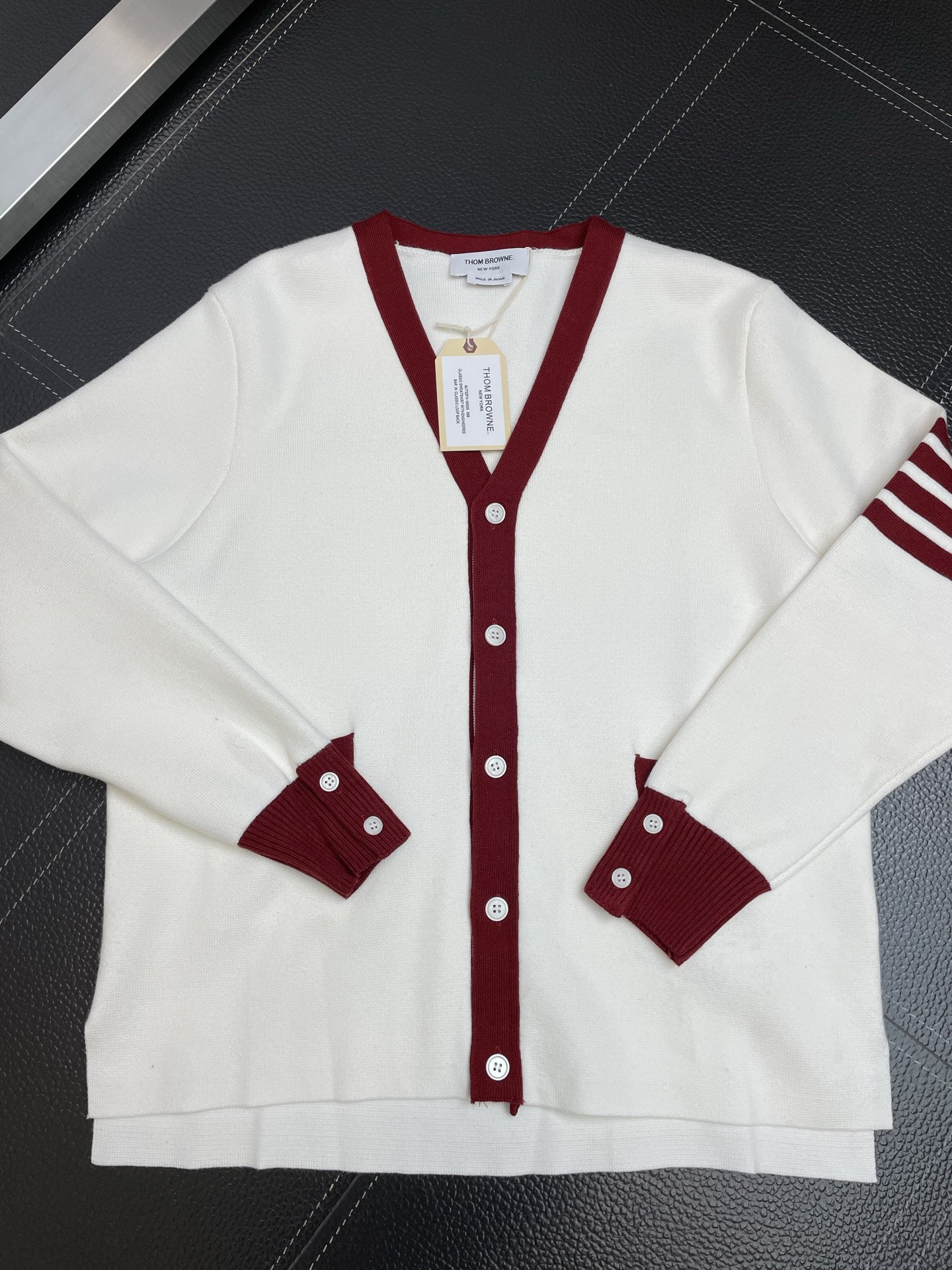 。Thom Browne汤姆布朗💥砸锅卖铁都要上的新款新款原单男士毛衣衫 V领条纹针织衫 高端定制 高端