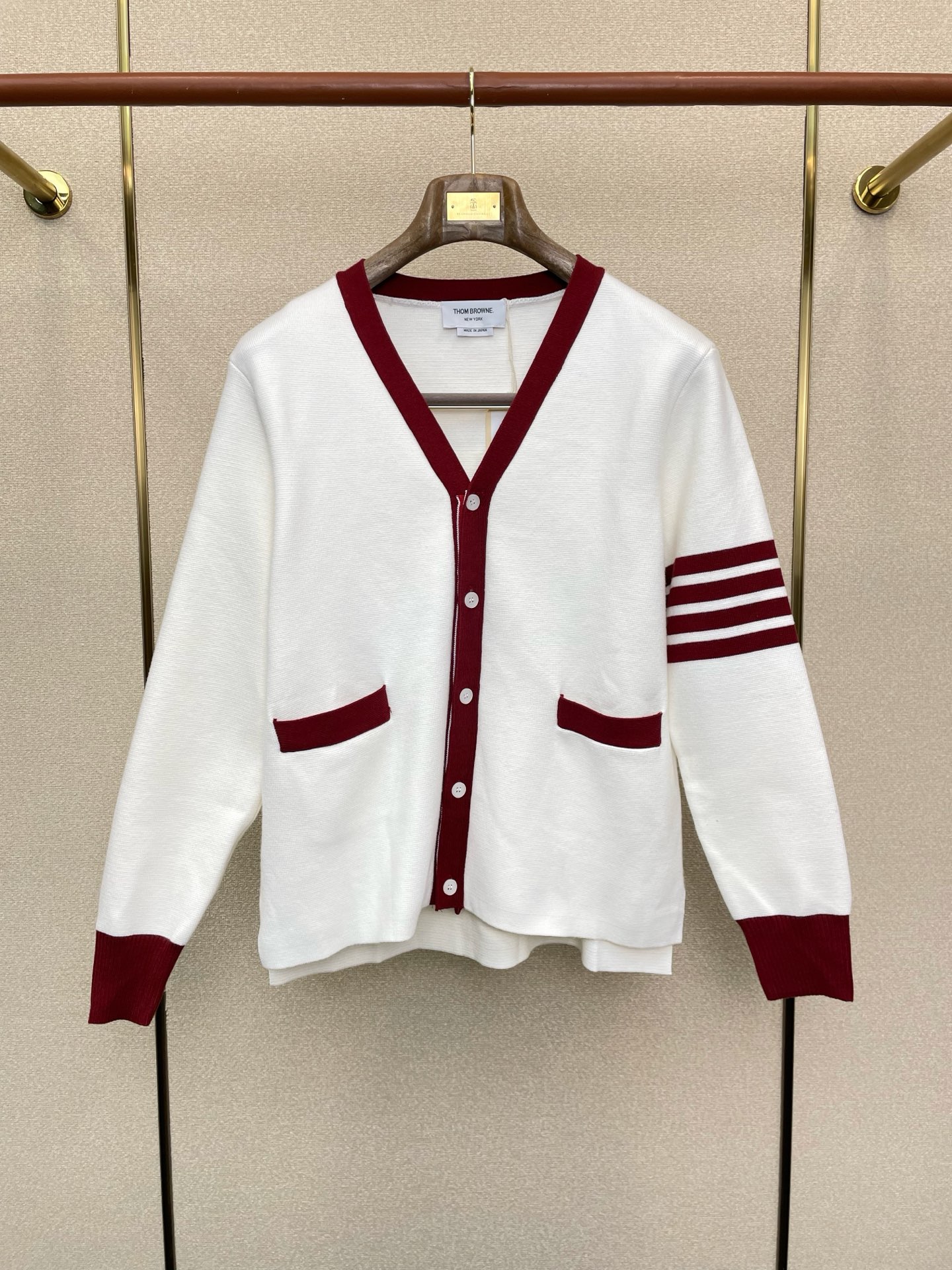 NO:656919,.Thom Browne exclusively offers new original men's sweaters, V-neck striped sweaters, high-end customization, high-end version, fashionable and versatile imported fabrics, super soft and delicate to the touch, skin-friendly and comfortable to wear, high-end boutique, exquisite upper body made by the factory, very good, men's essential items, complete with three standards, code number 1-5,,thom browne,sweaters,alexander wang19860909.Thom Browne汤姆布朗独家专供新款原单男士毛衣衫 V领条纹针织衫 高端定制 高端版本 时尚百搭爆款进口面料 手感超柔软细腻 穿着亲肤舒适 高端精品 代工厂精细做上身非常赞 男士必备单品 三标齐全 码数1-5,,thom browne,sweaters,alexander wang,Men's clothing