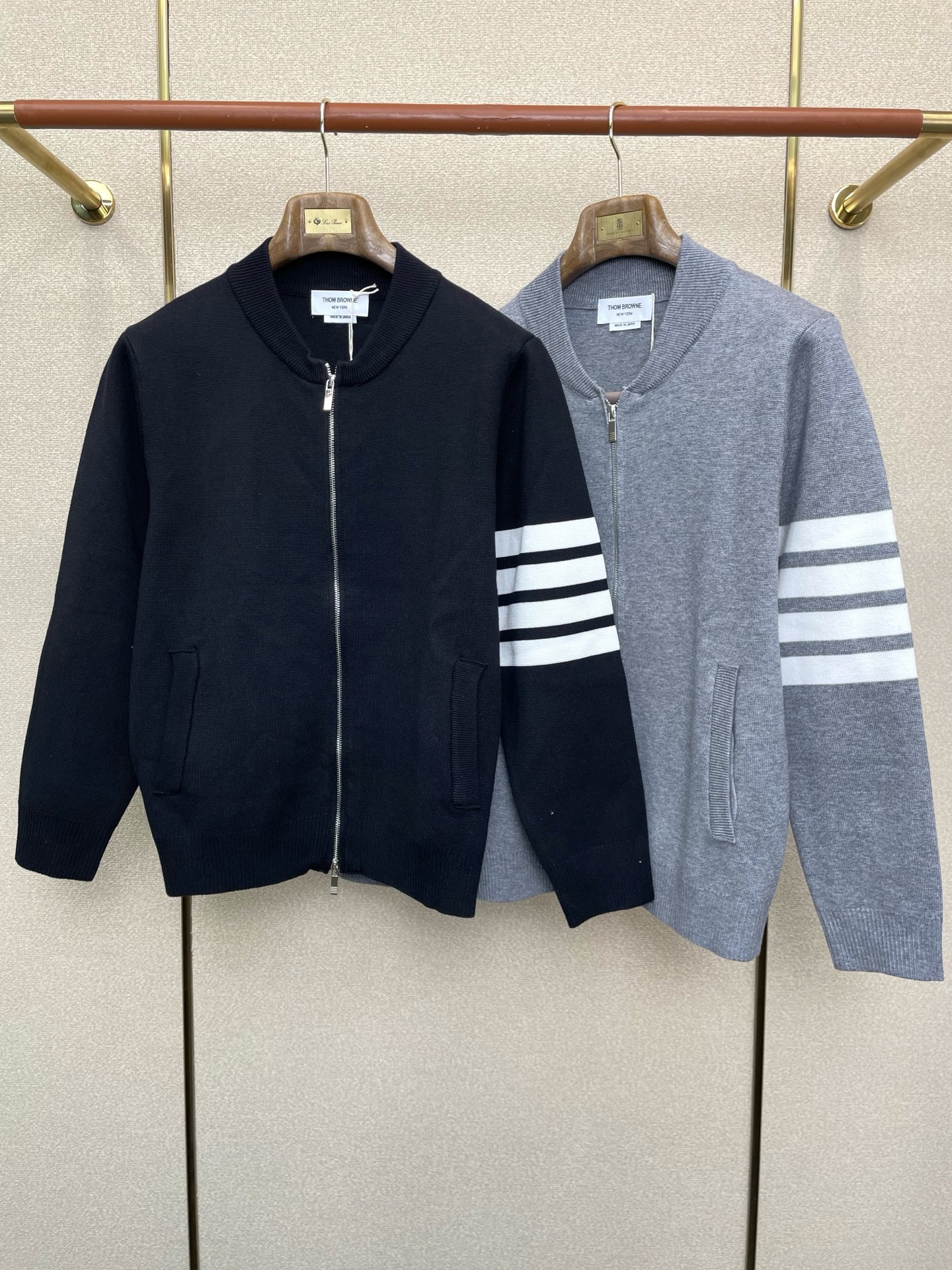 NO:654573,.Thom Browne exclusively supplies new original men's zipper sweaters, high-end customization, high-end version, fashionable and versatile imported fabrics, super soft and delicate to the touch, skin-friendly and comfortable to wear, high-end boutique, the upper body is exquisitely made by the factory, a must-have item for men, complete with three standards, size 1-5,,thom browne,sweaters,alexander wang19860909.Thom Browne汤姆布朗独家专供新款原单男士拉链毛衣 高端定制 高端版本 时尚百搭爆款进口面料 手感超柔软细腻 穿着亲肤舒适 高端精品 代工厂精细做上身非常赞 男士必备单品 三标齐全 码数1-5,,thom browne,sweaters,alexander wang,Men's clothing