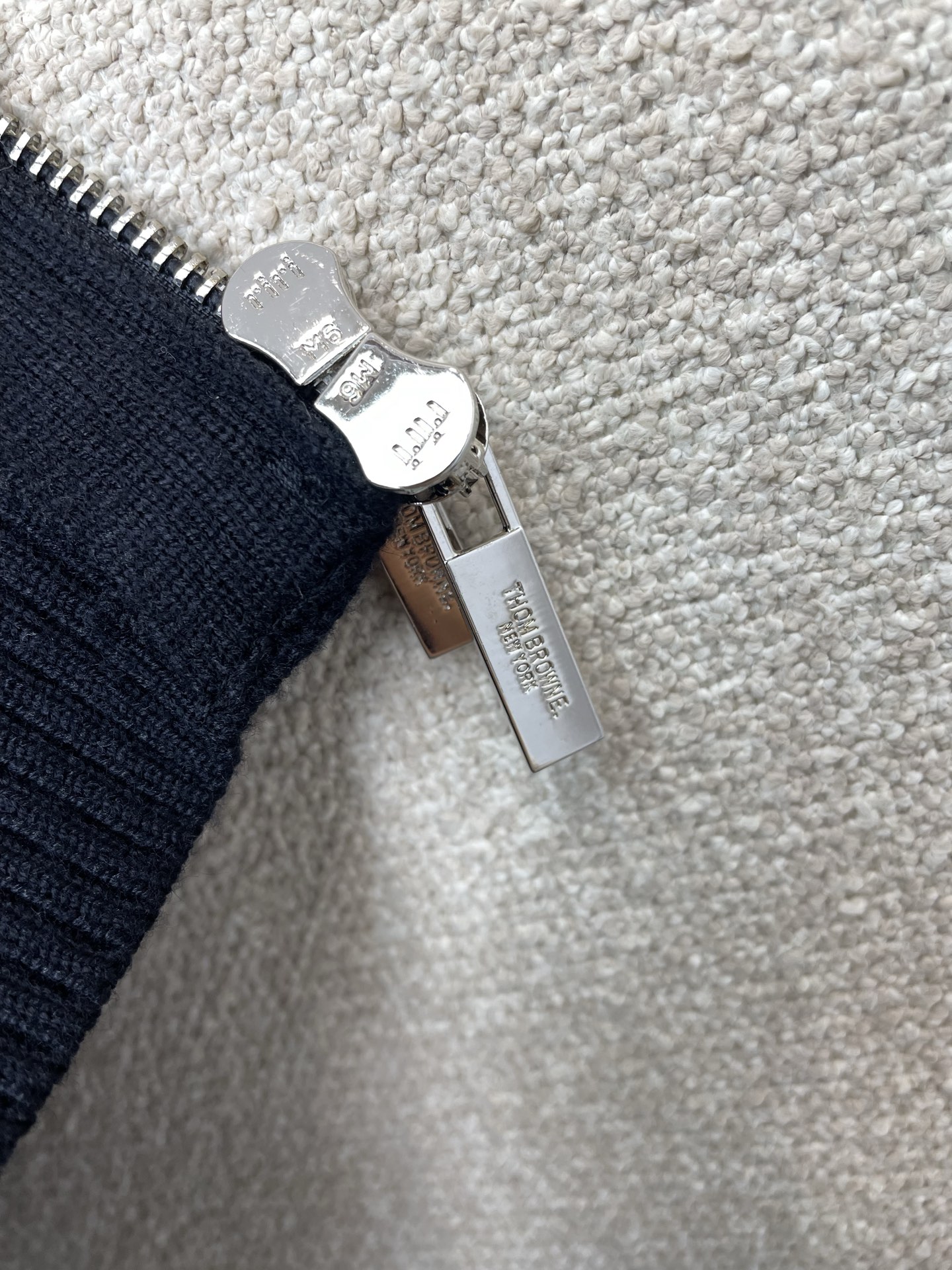 。Thom Browne汤姆布朗💥砸锅卖铁都要上的新款！新款原单男士拉链毛衣 高端定制 高端版本 时尚百