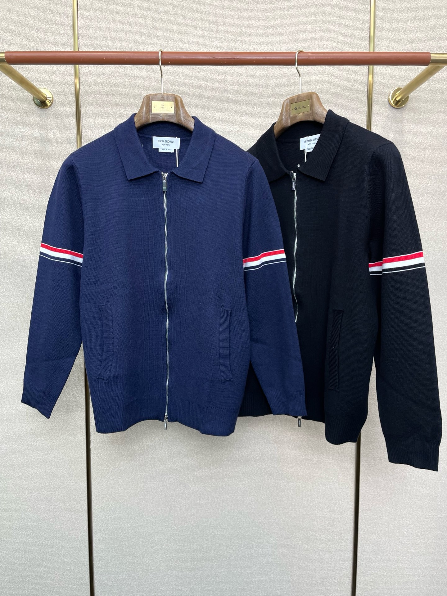 NO:654582,.Thom Browne exclusively supplies new original men's zipper sweaters, high-end customization, high-end version, fashionable and versatile imported fabrics, super soft and delicate to the touch, skin-friendly and comfortable to wear, high-end boutique, the upper body is exquisitely made by the factory, a must-have item for men, complete with three standards, size 1-5,,thom browne,sweaters,alexander wang19860909.Thom Browne汤姆布朗独家专供新款原单男士拉链毛衣 高端定制 高端版本 时尚百搭爆款进口面料 手感超柔软细腻 穿着亲肤舒适 高端精品 代工厂精细做上身非常赞 男士必备单品 三标齐全 码数1-5,,thom browne,sweaters,alexander wang,Men's clothing