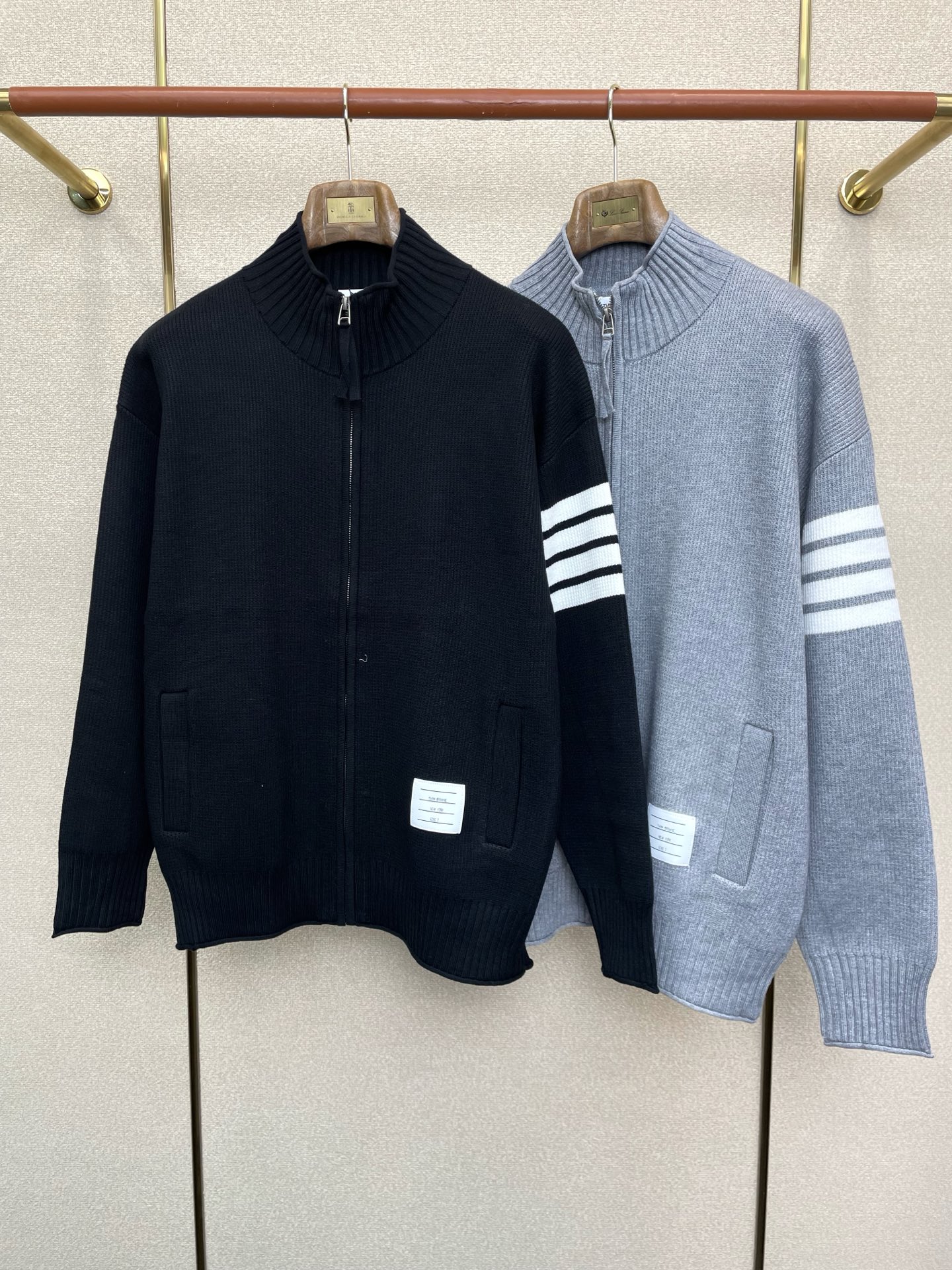 NO:654589,.Thom Browne exclusively supplies new original men's zipper sweaters, high-end customization, high-end version, fashionable and versatile imported fabrics, super soft and delicate to the touch, skin-friendly and comfortable to wear, high-end boutique, the upper body is exquisitely made by the factory, a must-have item for men, complete with three standards, size 1-5,,thom browne,sweaters,alexander wang19860909.Thom Browne汤姆布朗独家专供新款原单男士拉链毛衣 高端定制 高端版本 时尚百搭爆款进口面料 手感超柔软细腻 穿着亲肤舒适 高端精品 代工厂精细做上身非常赞 男士必备单品 三标齐全 码数1-5,,thom browne,sweaters,alexander wang,Men's clothing