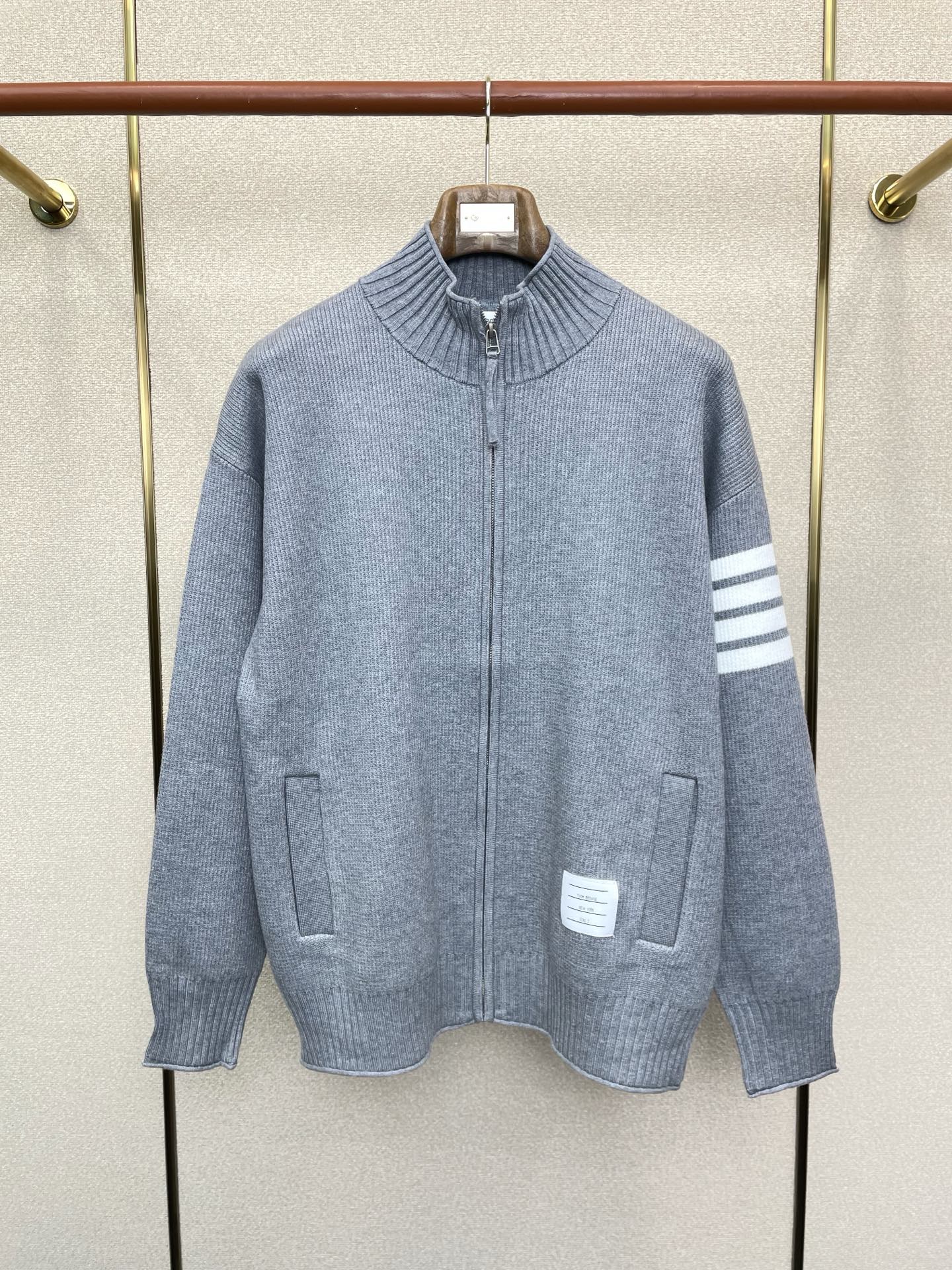 。Thom Browne汤姆布朗💥砸锅卖铁都要上的新款！新款原单男士拉链毛衣 高端定制 高端版本 时尚百